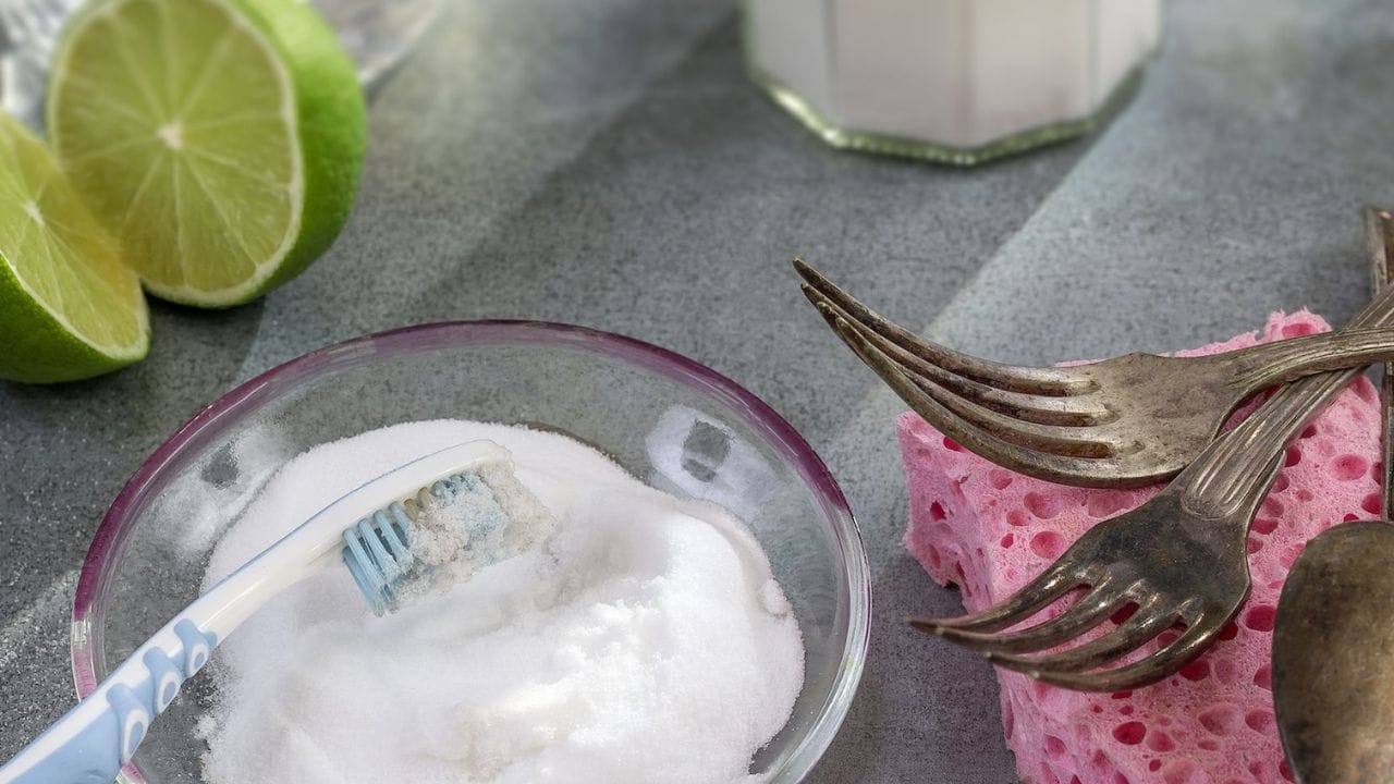 કપડાં ચમકદાર બનશે: બેકિંગ સોડા તમારા કપડા પરથી ડાઘ દૂર કરવામાં ખૂબ અસરકારક છે. આ કરવા માટે, ડિટર્જન્ટમાં 2-3 ચમચી બેકિંગ સોડા ઉમેરો અને પછી કપડાં ધોઈ લો. આનાથી તમારા કપડા વધુ ચમકતા દેખાશે. કારણ કે બેકિંગ સોડા એક ક્ષાર છે. તે ગંદકીને સરળતાથી દૂર કરવામાં મદદ કરે છે. જો તમારા કપડાં પર ડાઘ છે જે ઉતરતો નથી, તો બેકિંગ સોડા અને લીંબુની પેસ્ટ બનાવો અને તેને ડાઘ પર થોડી મિનિટો માટે લગાવો. પછી તેને સાબુથી સાફ કરો.
