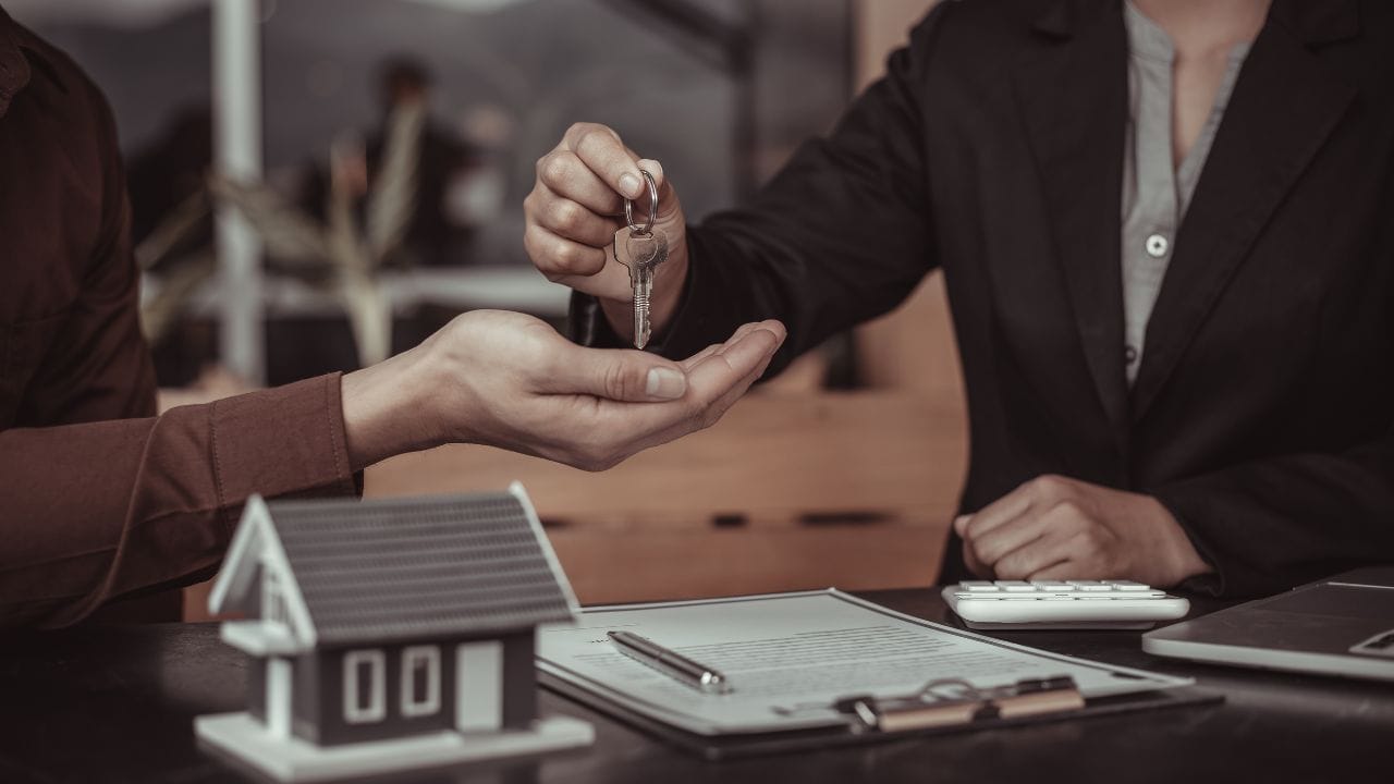 ઘણી વખત લોકો ‘હોમ લોન’ અને ‘હોમ લોન ઇન્સ્યોરન્સ’ને એક જ વસ્તુ સમજી લે છે, જ્યારે બંને વચ્ચે મહત્વપૂર્ણ તફાવત છે. હોમ લોન એ બેંક પાસેથી લેવાયેલ ધિરાણ છે, જ્યારે હોમ લોન ઇન્સ્યોરન્સ એ એવી સુરક્ષા પોલિસી છે જે અણધાર્યા સંજોગોમાં બાકી લોનનો બોજ પરિવાર પર ન પડે તેની ખાતરી આપે છે. (Image Credit Source: Social Media)