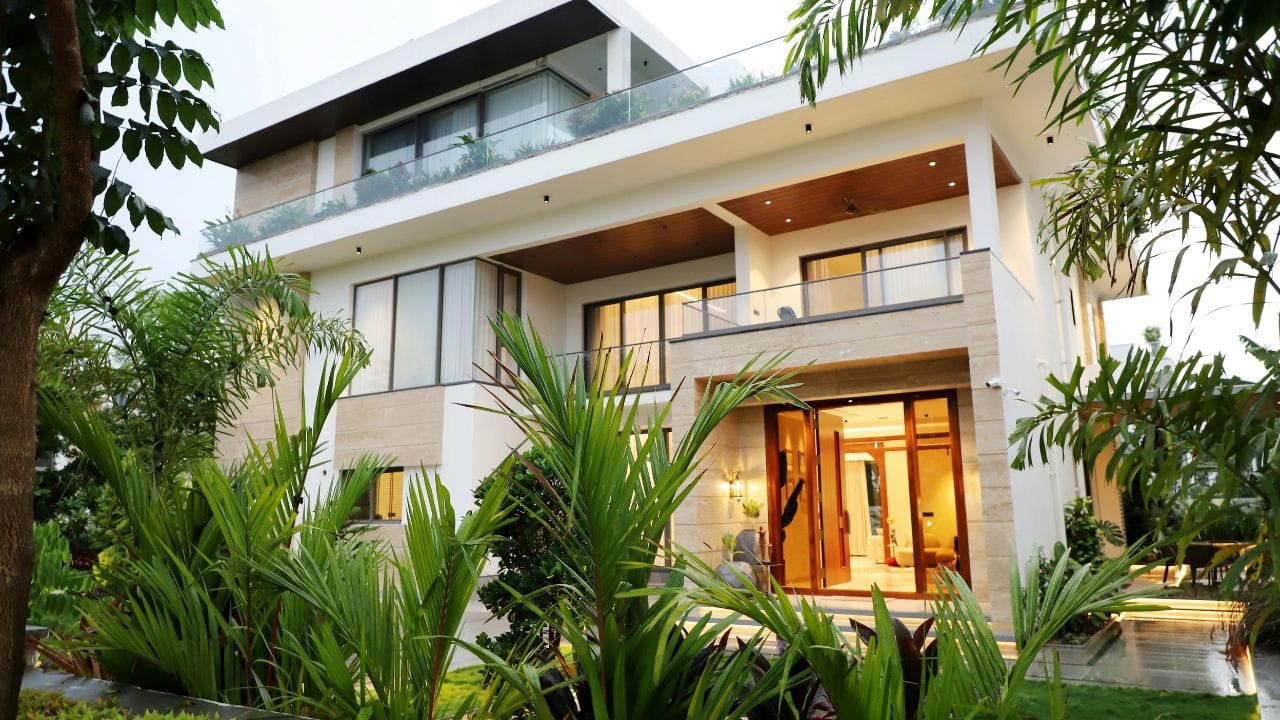 હોમ લોન ઇન્સ્યોરન્સના મુખ્ય બે પ્રકાર છે. પ્રથમ, 'રિડ્યુસિંગ કવર', જેમાં લોન ઘટે તેમ વીમા કવર પણ ઘટે છે અને પ્રીમિયમ ઓછું પડે છે. બીજું, 'લેવલ કવર', જેમાં આખી લોન અવધિ દરમિયાન કવર રકમ સ્થિર રહે છે અને ગંભીર પરિસ્થિતિમાં પરિવારને વધુ સુરક્ષા મળે છે. (Image Credit Source: Social Media)