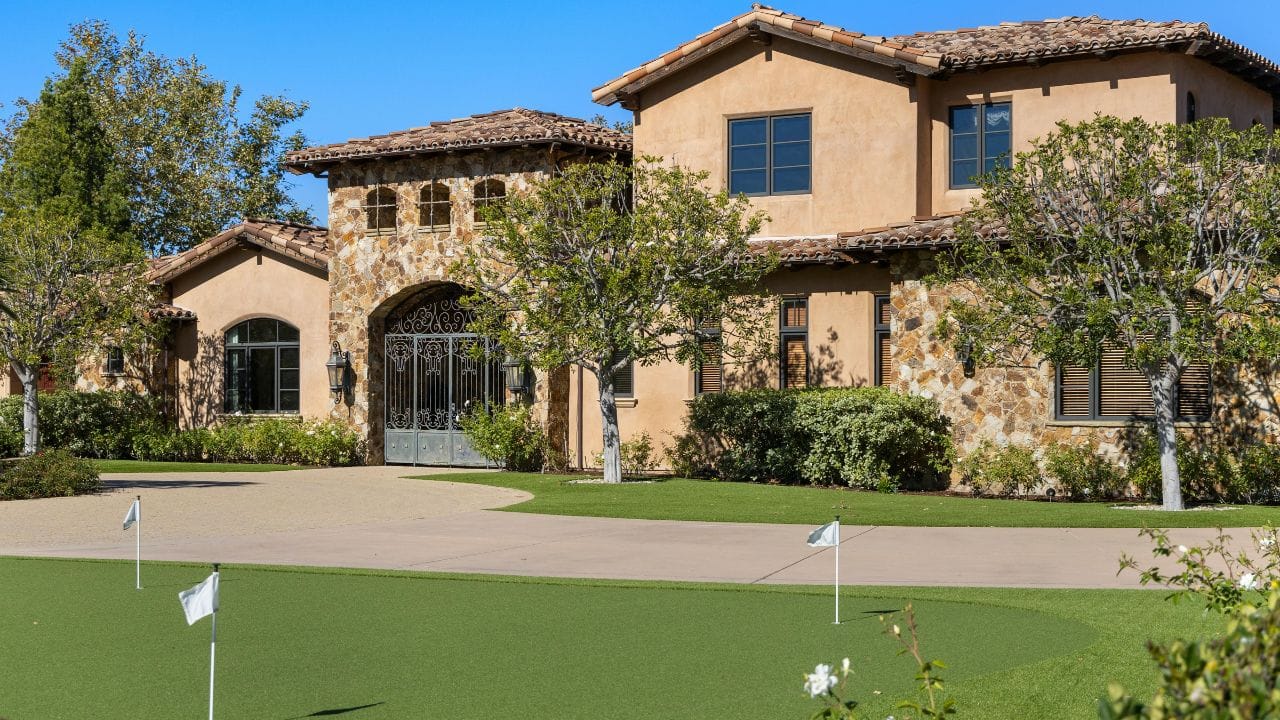 ભારતીય રિઝર્વ બેંકના નિયમો અનુસાર, કોઈ પણ બેંક ગ્રાહકને વીમો લેવાનો દબાણ કરી શકતી નથી. વીમો લેવાનો નિર્ણય સંપૂર્ણપણે ગ્રાહકની પસંદગી પર આધારિત છે. (Image Credit Source: Social Media)