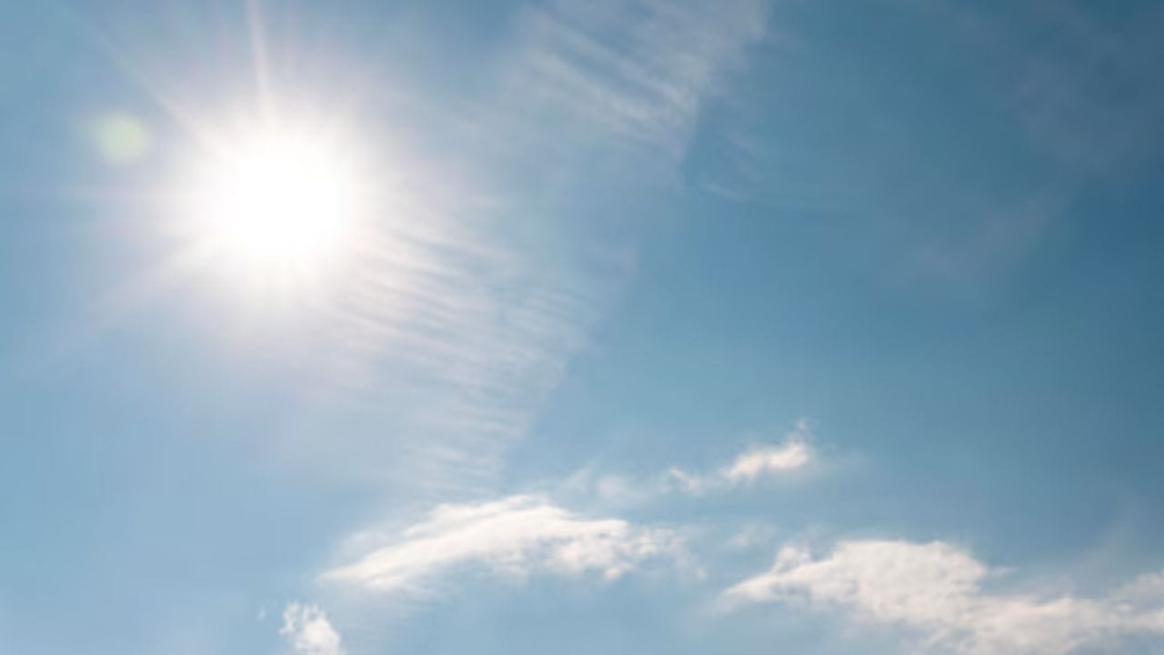 રાજ્યભરમાં ગરમીનો પ્રકોપ શરૂ છે. અત્યાર સુધી સવારે ઠંડી અને બપોરે થોડી ગરમી અનુભવાતી હતી. જો કે હવે તાપમાનનો પારો ઉંચકાતા અનેક જિલ્લાઓમાં મહત્તમ તાપમાનમાં વધારો નોંધાયો છે.