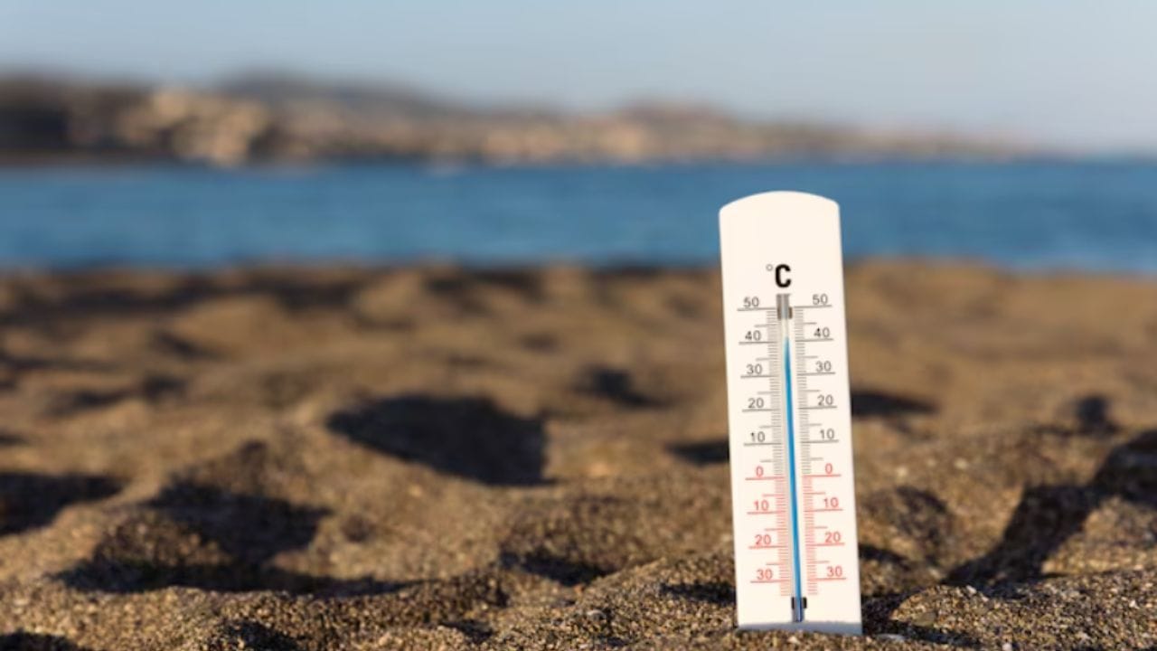 હવામાન વિભાગે ગુજરાતમાં ગરમીની આગાહી કરી છે. અમદાવાદ સહિત અનેક શહેરોમાં તાપમાન 40°Cને પાર કરી ચૂક્યું છે. AMC દ્વારા નાગરિકોને બપોરે બહાર ન નીકળવા અને પૂરતું પાણી પીવા અપીલ કરવામાં આવી છે.