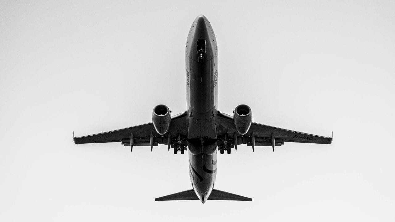 દિલ્હીમાં ATFની કિંમત પ્રતિ કિલોલીટર ₹2.07 લાખ સુધી પહોંચી ગઈ છે, જે ગયા મહિનાની સરખામણીએ લગભગ બમણી છે. અગાઉ આ કિંમત ₹96,638 પ્રતિ કિલોલીટર હતી, જે હવે વધીને ₹207,341 થઈ ગઈ છે. જોકે, ભારત સરકારે સ્થાનિક ફ્લાઇટ્સ માટે ATFના ભાવ પર નિયંત્રણ રાખ્યું છે અને તેમાં માત્ર આશરે 25 ટકાનો વધારો કર્યો છે. આ કારણે મુસાફરોને સીધો ફાયદો મળી રહ્યો છે.