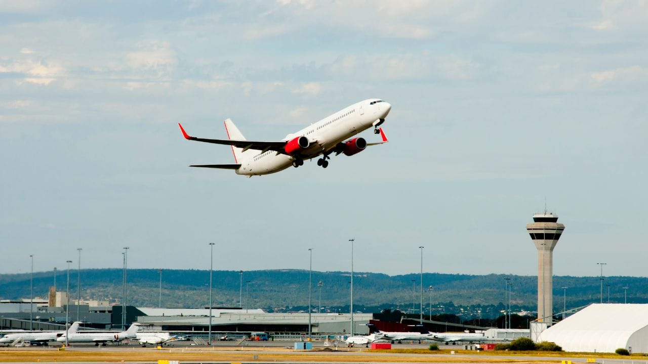 યુદ્ધના કારણે વૈશ્વિક સ્તરે ઇંધણ પુરવઠા પર અસર પડી છે. ઘણા દેશોમાં ઇંધણની અછત સર્જાઈ રહી છે અને લોકો વધુમાં વધુ ઇંધણ સ્ટોક કરવા તરફ વળી રહ્યા છે. પરંતુ જો વાત વિમાનોની કરીએ, તો તેમાં ઇંધણની જરૂરિયાત બહુ જ મોટી હોય છે.