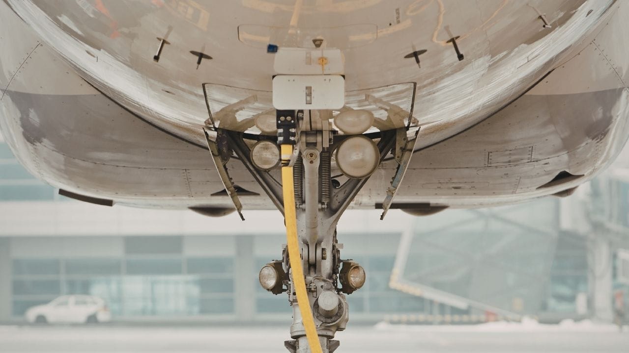 જ્યારે લાંબા અંતરના વિમાનોની વાત કરીએ, ત્યારે તેમની ટાંકી ક્ષમતા ઘણી વધારે હોય છે. આવા વિમાનોમાં એક સમયે આશરે 3,20,000 લિટર સુધી ઇંધણ ભરવામાં આવી શકે છે, જેનાથી તેઓ લાંબા અંતરની ફ્લાઇટ્સ સરળતાથી પૂરી કરી શકે છે. આથી સ્પષ્ટ થાય છે કે વિમાનમાં ઇંધણ ભરવાનું કામ માત્ર ટેક્નિકલ જ નહીં, પણ આર્થિક રીતે પણ ખૂબ જ મોટું છે.