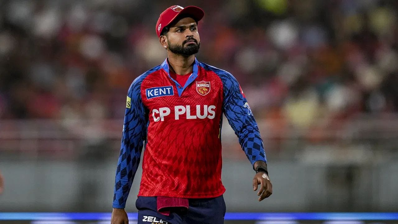 સૌ પ્રથમ, IPL 2026 માં સારું પ્રદર્શન કરનાર કેપ્ટનો પર નજર કરીએ. આ યાદીમાં પંજાબ કિંગ્સનો કેપ્ટન શ્રેયસ અય્યર ટોચ પર છે. અય્યરે છ મેચોમાં પાંચ ઈનિંગ્સમાં 208 રન બનાવ્યા છે. આ રનના કારણે, તેની ટીમ IPL 2026 પોઈન્ટ ટેબલમાં ટોપ પર છે. અય્યરની ટીમ તેની પ્રથમ છ મેચમાંથી એક પણ હારી નથી.