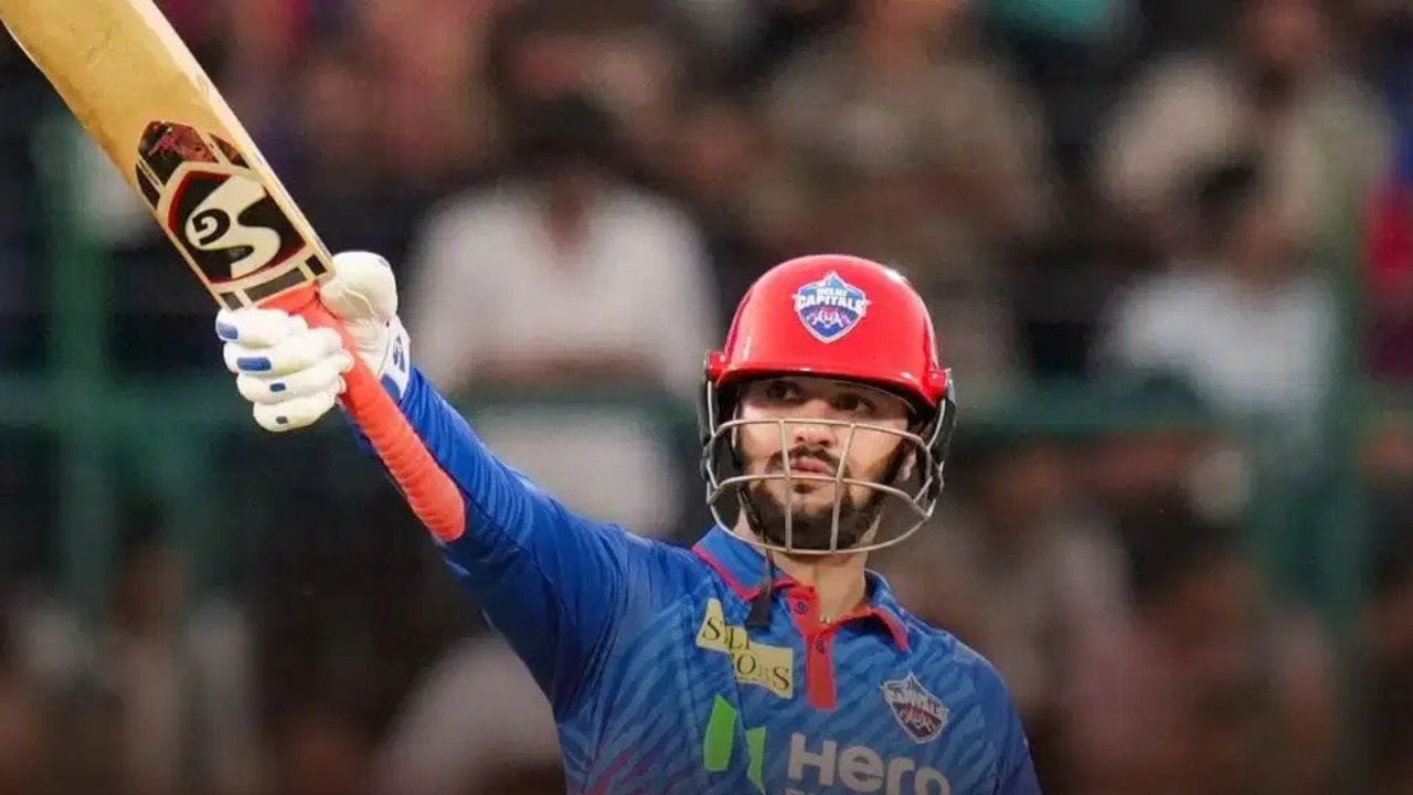 સમીર રિઝવી IPL 2026 માં દિલ્હી કેપિટલ્સ માટે રમતા માત્ર બે મેચમાં 160 રન ફટકારી ચૂક્યો છે. સમીર રિઝવીએ તેની આક્રમક બેટિંગથી સામેની ટીમના બોલરોની હાલત ખરાબ કરી છે.  તે ઓરેન્જ કેપ માટે જીતવા માટે મજબૂત દાવેદાર બની ગયો છે.