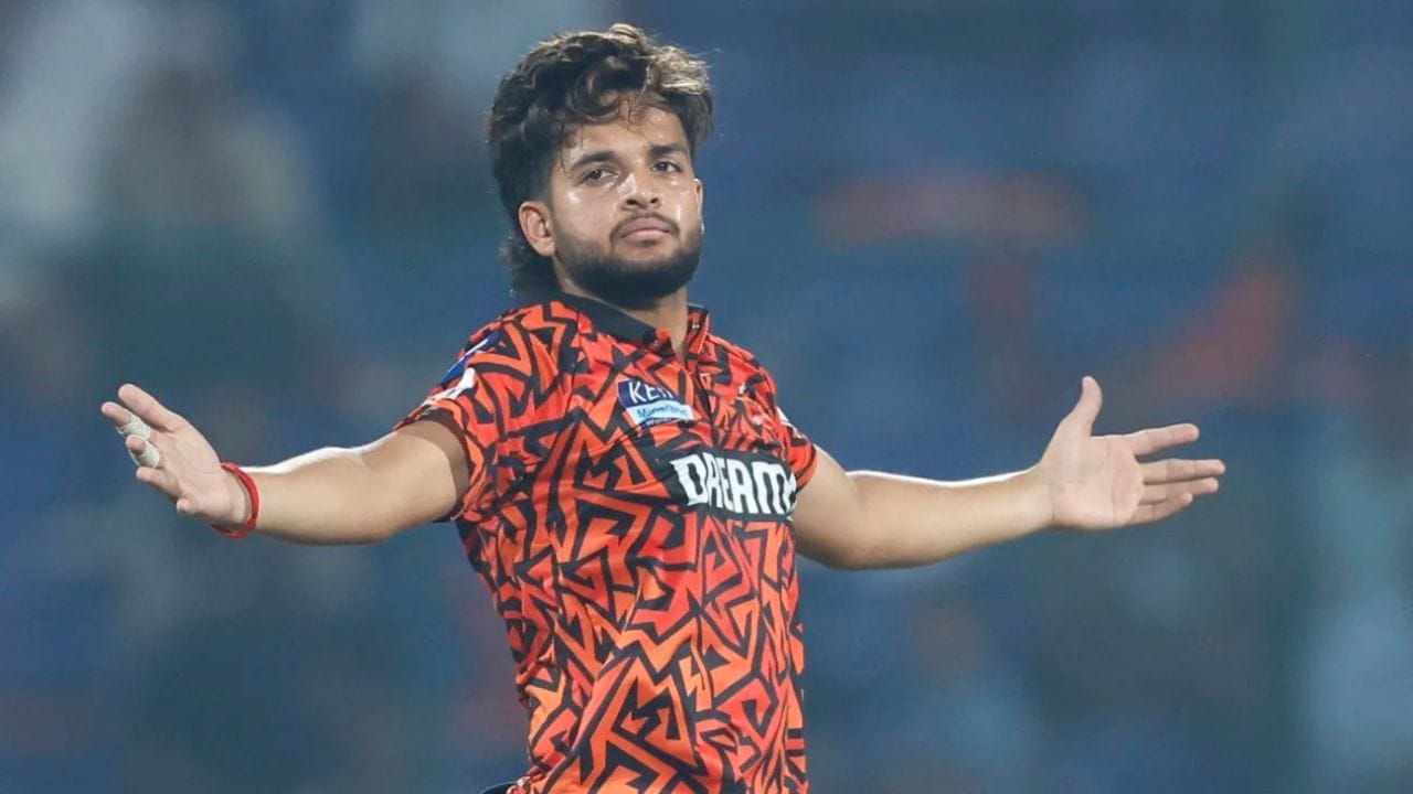 હર્ષ દુબે IPL 2026 માં સનરાઈઝર્સ હૈદરાબાદ માટે ત્રણ મેચમાં ચાર વિકેટ લઈ ચૂક્યો છે. પોતાની ધારદાર ફાસ્ટ બોલિંગથી તે બેટ્સમેનોને મોટા શોટ રમવાથી રોકવામાં અને વિકેટ લેવામાં સફળ રહ્યો છે.