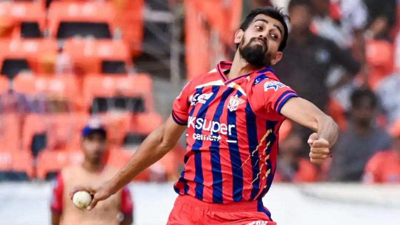 પ્રિન્સ યાદવ IPL 2026 માં લખનૌ સુપર જાયન્ટ્સ તરફથી રમતા પહેલી બે મેચમાં ચાર વિકેટ લેવામાં સફળ રહ્યો છે. તેની બોલિંગમાં સ્પીડની સાથે સ્વિંગ પણ છે અને તે લાઈન-લેન્થ સાથે ખૂબ જ અસરકારક સાબિત થયો છે. (PC:PTI/X)