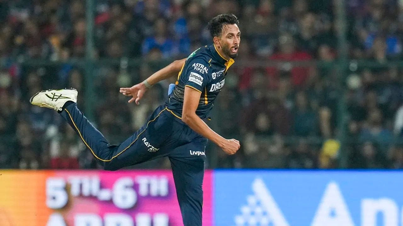 પ્રસિદ્ધ કૃષ્ણા હાલ આ સિઝનમાં બીજા નંબરનો સૌથી વધુ વિકેટ લેનારા બોલર છે. 6છ મેચમાં 12 વિકેટ અને એક ચાર વિકેટ હોલ સાથે તેણે પોતાનું ફોર્મ સાબિત કર્યું છે. તેની લાઈન એન્ડ લેન્થવાળી બોલિંગ ભારતીય ફાસ્ટ બોલિંગ યુનિટ માટે મોટો પ્લસ પોઈન્ટ બની શકે છે.