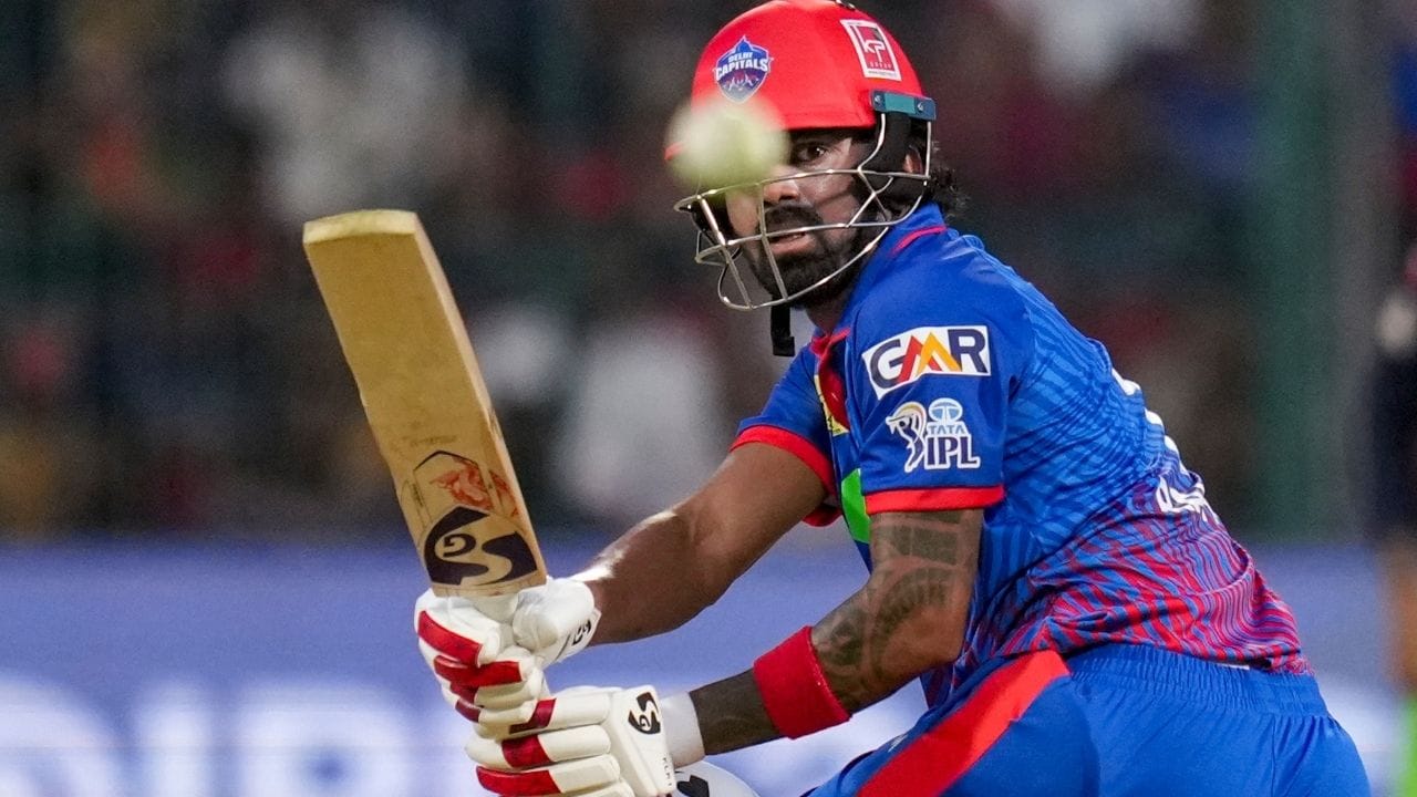 દિલ્હી કેપિટલ્સે એમ ચિન્નાસ્વામી સ્ટેડિયમ ખાતે રમાયેલી રોમાંચક મેચમાં ડિફેન્ડિંગ ચેમ્પિયન રોયલ ચેલેન્જર્સ બેંગ્લોરને 6 વિકેટે હરાવ્યું. કેએલ રાહુલ અને ટ્રિસ્ટન સ્ટબ્સની અડધી સદી અને છેલ્લી ઓવરમાં ડેવિડ મિલરના સતત બે છગ્ગાના દમ પર, દિલ્હીએ બેંગ્લોરને હરાવ્યું હતુ.