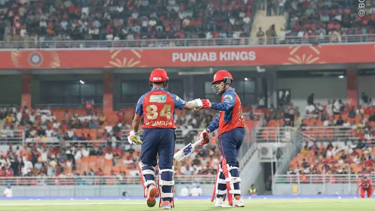 મુલ્લાનપુર સ્ટેડિયમમાં રમાયેલી આ મેચ દરમિયાન LSGના ઓલરાઉન્ડર એડન માર્કરામે પંજાબની ઇનિંગની 13મી ઓવર ફેંકી. આ ઓવરમાં પ્રિયાંશ આર્ય અને કૂપર કોનોલીએ આક્રમક બેટિંગ કરતા કુલ 32 રન બનાવ્યા. ખાસ વાત એ હતી કે આ ઓવરમાં પાંચ છગ્ગા ફટકારવામાં આવ્યા, જેના કારણે આ ઓવર IPL 2026 ની સૌથી મોંઘી ઓવર બની.