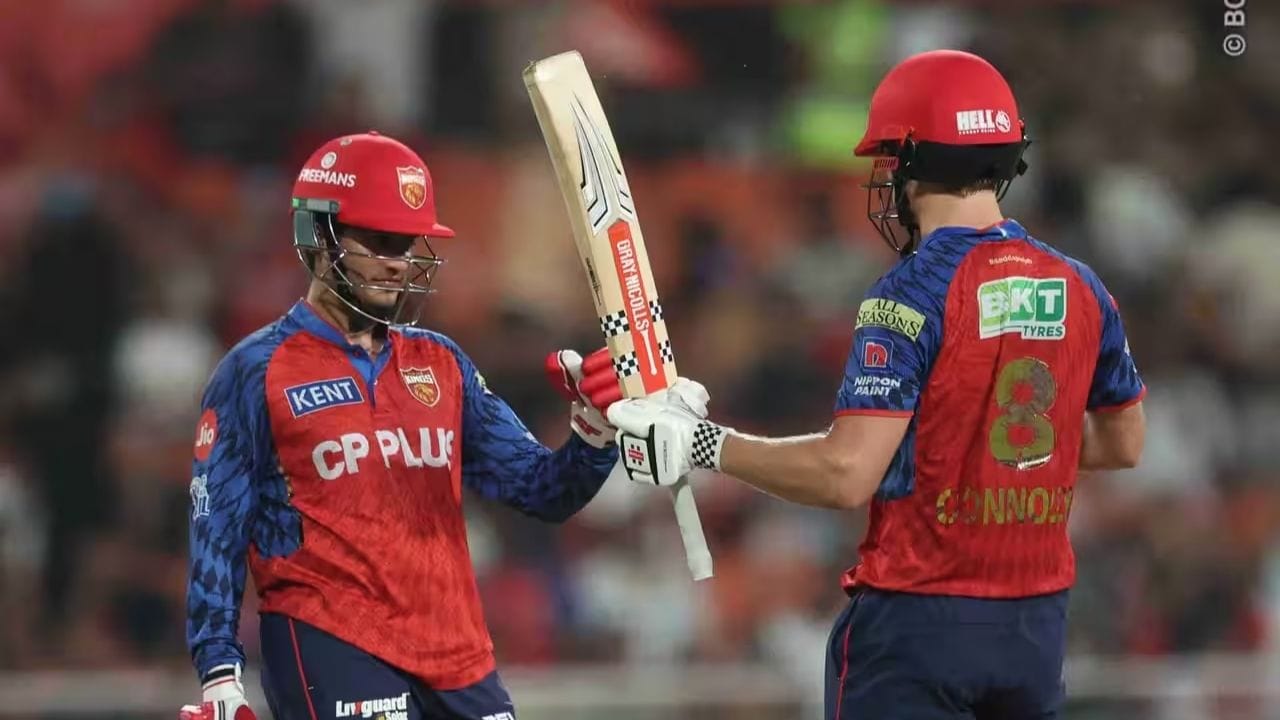 ઓવરની શરૂઆત કૂપર કોનોલીએ કરી હતી, જેમણે પહેલા ત્રણ બોલમાં સતત ત્રણ છગ્ગા ફટકાર્યા. ત્યારબાદ પ્રિયાંશ આર્યએ પણ હુમલો ચાલુ રાખતા બે વધુ છગ્ગા જોડી દીધા. આ રીતે કુલ પાંચ છગ્ગા સાથે બેટ્સમેનોએ બોલરને સંપૂર્ણ રીતે દબાવી દીધો. ઓવર પહેલાં પંજાબ કિંગ્સનો સ્કોર 147/1 હતો, જે આ ઓવર પછી સીધો 179/1 સુધી પહોંચી ગયો.