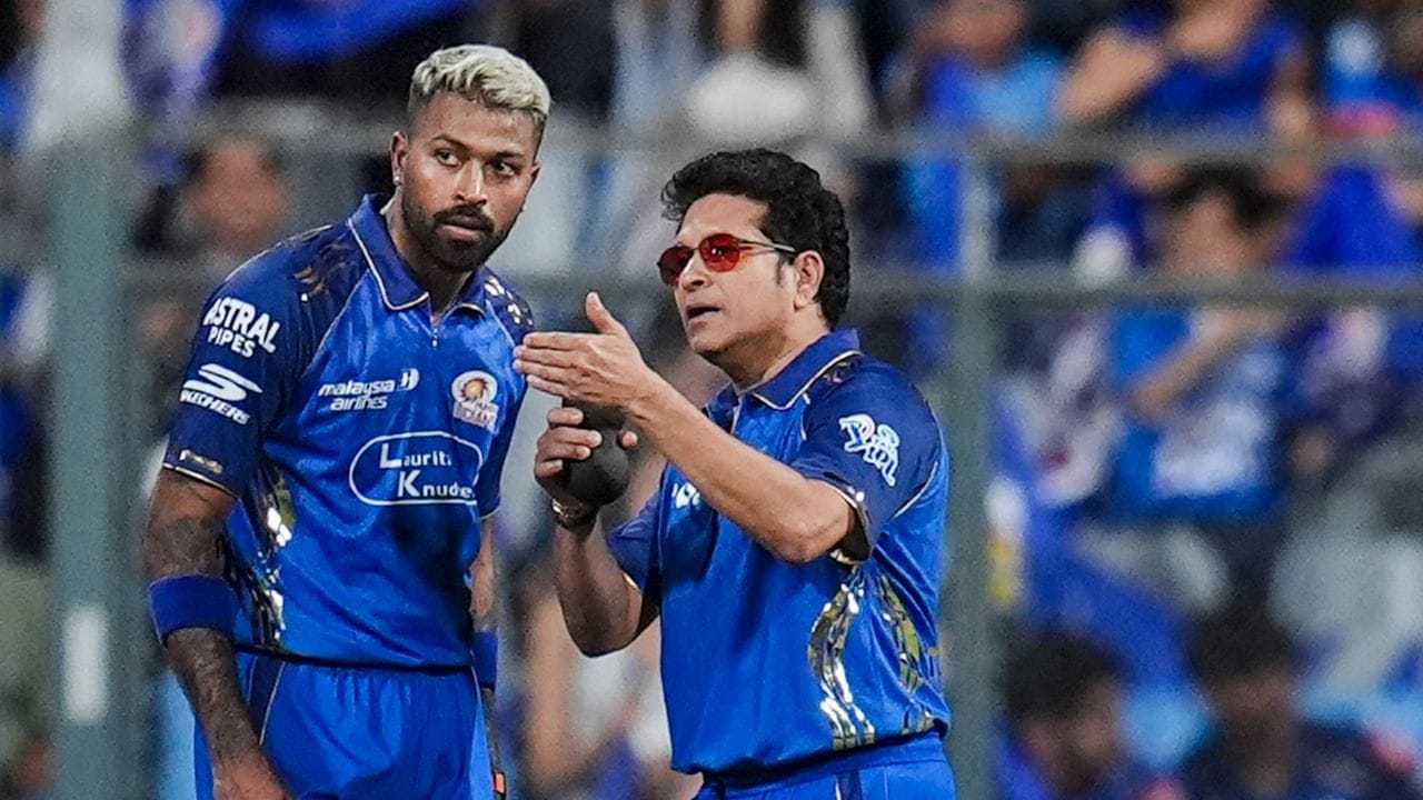 BCCI એ વધુમાં સ્પષ્ટ કર્યું છે કે બાઉન્ડ્રી રોપ નજીક માત્ર પાંચ ખેલાડીઓને જ રહેવાની મંજૂરી આપવામાં આવશે, અને તેઓ પણ તે જ 16 ખેલાડીઓમાંથી હોવા જોઈએ. બાકીના ખેલાડીઓને ડગઆઉટમાં જ રહેવું પડશે. તેમને બાઉન્ડ્રી લાઇન અને LED જાહેરાત બોર્ડ વચ્ચેના વિસ્તારમાં ફરવા કે ઊભા રહેવા પર સખત મનાઈ રહેશે.