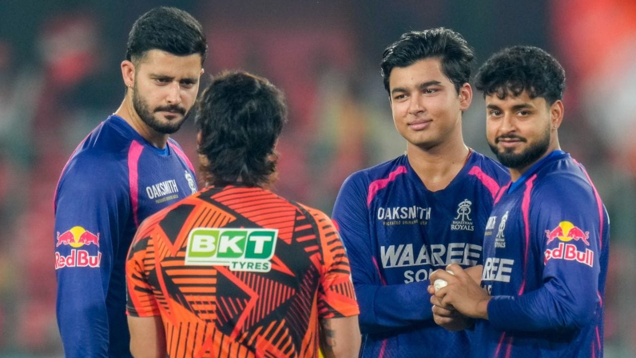 IPL 2026માં સોમવારે રમાયેલા મહત્વપૂર્ણ મેચમાં સનરાઇઝર્સ હૈદરાબાદ અને રાજસ્થાન રોયલ્સ વચ્ચે રસપ્રદ ટક્કર જોવા મળી. આ મેચમાં સૌની નજર યુવા બેટ્સમેન વૈભવ સૂર્યવંશી પર હતી, જે આ સીઝનમાં શાનદાર ફોર્મમાં જોવા મળ્યા હતા. (Image Credit Source: PTI)