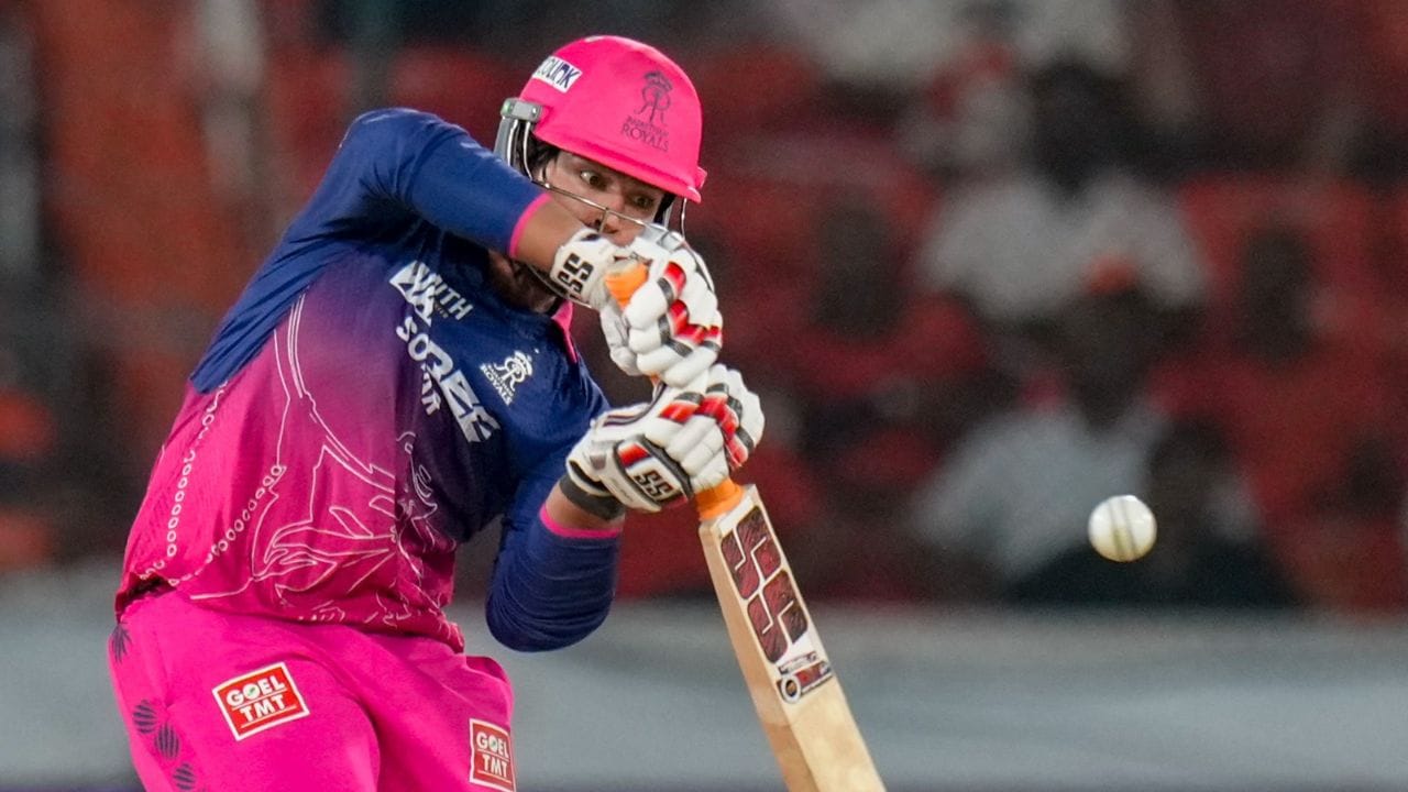 વૈભવ આ સીઝનમાં સતત સારી ઇનિંગ્સ રમી રહ્યા હતા અને ટીમ માટે મહત્વપૂર્ણ યોગદાન આપી રહ્યા હતા, પરંતુ આ મેચમાં તેઓ શરૂઆતથી જ દબાણમાં આવી ગયા. તેમની આ ઝડપી વિકેટે રાજસ્થાન માટે મોટો ઝટકો સાબિત થયો. (Image Credit Source: PTI)