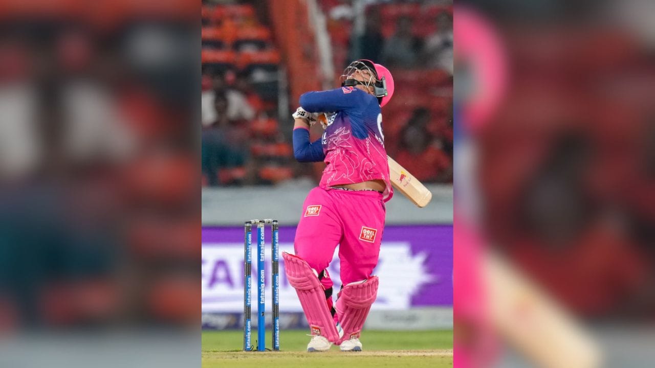 તેમની આ શાનદાર બોલિંગે મેચનો માહોલ સંપૂર્ણપણે બદલી નાખ્યો. IPLના ઇતિહાસમાં પ્રથમ ઓવરમાં ત્રણ વિકેટ લેવાનો અનોખો રેકોર્ડ પણ તેમના નામે નોંધાયો. (Image Credit Source: PTI)