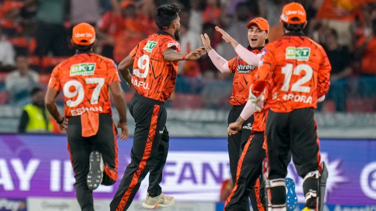 બીજી તરફ, હૈદરાબાદ માટે ઈશાન કિશને ધમાકેદાર બેટિંગ કરી. તેણે માત્ર 44 બોલમાં 91 રન બનાવી ટીમને મજબૂત સ્કોર સુધી પહોંચાડી. તેની ઇનિંગ્સમાં અનેક આકર્ષક બાઉન્ડરીઝ અને સિક્સનો સમાવેશ હતો. તેની સાથે Heinrich Klaasenએ પણ મહત્વપૂર્ણ યોગદાન આપ્યું, જેના કારણે ટીમ મોટો સ્કોર ઉભો કરી શકી. (Image Credit Source: PTI)