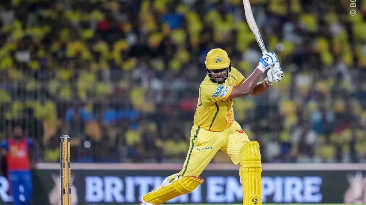 ફક્ત કેચ જ નહીં, પરંતુ આ ઓવરમાં રન-આઉટનો પણ એક સારો મોકો દિલ્હી ટીમે ગુમાવ્યો. કેએલ રાહુલ સ્ટમ્પ પાસે બોલ કલેક્શન કરવામાં નિષ્ફળ રહ્યા, જેના કારણે આયુષ મ્હાત્રે પણ બચી ગયા. આ બંને ભૂલો દિલ્હી માટે મોંઘી પડી શકે છે.