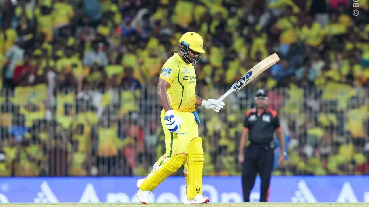 દસમી ઓવરના ત્રીજા બોલ પર સંજુ સેમસને લૉન્ગ-ઓફ તરફ હવામાં શોટ માર્યો હતો. બોલ સીધો પથુમ નિશાંકાની દિશામાં ગયો, જ્યાં કેચ સરળ લાગતો હતો. પરંતુ નિશાંકાએ આ મોકો હાથમાંથી છોડી દીધો અને કેચ ડ્રોપ કરી દીધો. તે સમયે સંજુ સેમસન માત્ર ૫૩ રન પર હતા, એટલે કે આ કેચ પકડાયો હોત તો દિલ્હી માટે મોટું વિકેટ મળી શકતું.