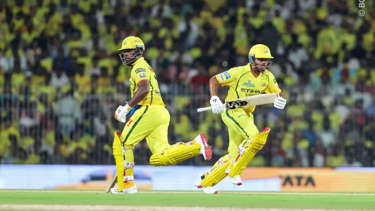 આ કેચ ડ્રોપ થયા બાદ સંજુ સેમસને વધુ આત્મવિશ્વાસ સાથે બેટિંગ ચાલુ રાખી. અક્ષર પટેલની આ જ ઓવરમાં તેમણે બે શાનદાર બાઉન્ડરી ફટકારી અને ટીમના સ્કોરને ઝડપી ગતિ આપી. આ ઓવરમાં કુલ 11 રન આવ્યા, જેમાં ફિલ્ડિંગની નબળાઈ સ્પષ્ટ જોવા મળી.