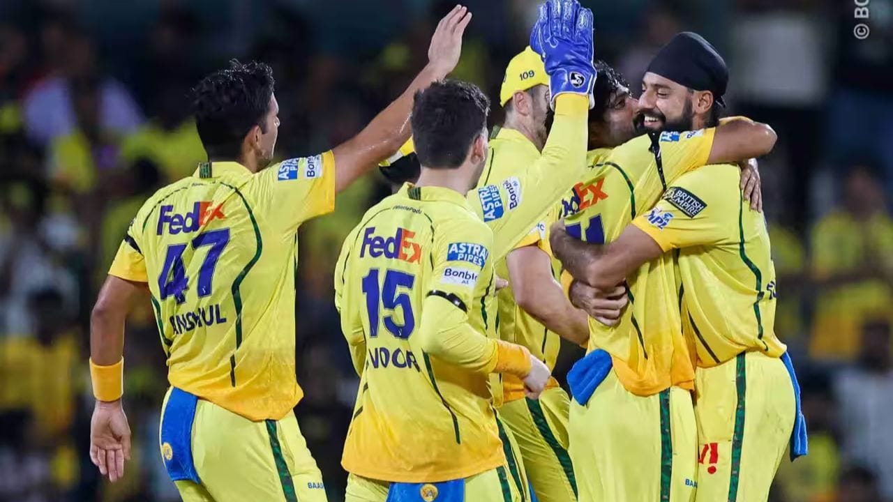 બીજી તરફ, Ajinkya Rahane 4.1 ઓવરમાં એક રન લઈને સ્ટ્રાઈક રોટેટ કરતો રહ્યો, પરંતુ ટીમ પર પ્રેશર વધી રહ્યો હતો. નારાયણના આઉટ પછી બંને ટીમોમાં જુદી જુદી લાગણીઓ જોવા મળી, બોલિંગ સાઇડમાં ઉત્સાહ અને બેટિંગ સાઇડમાં નિરાશા સ્પષ્ટ હતી.