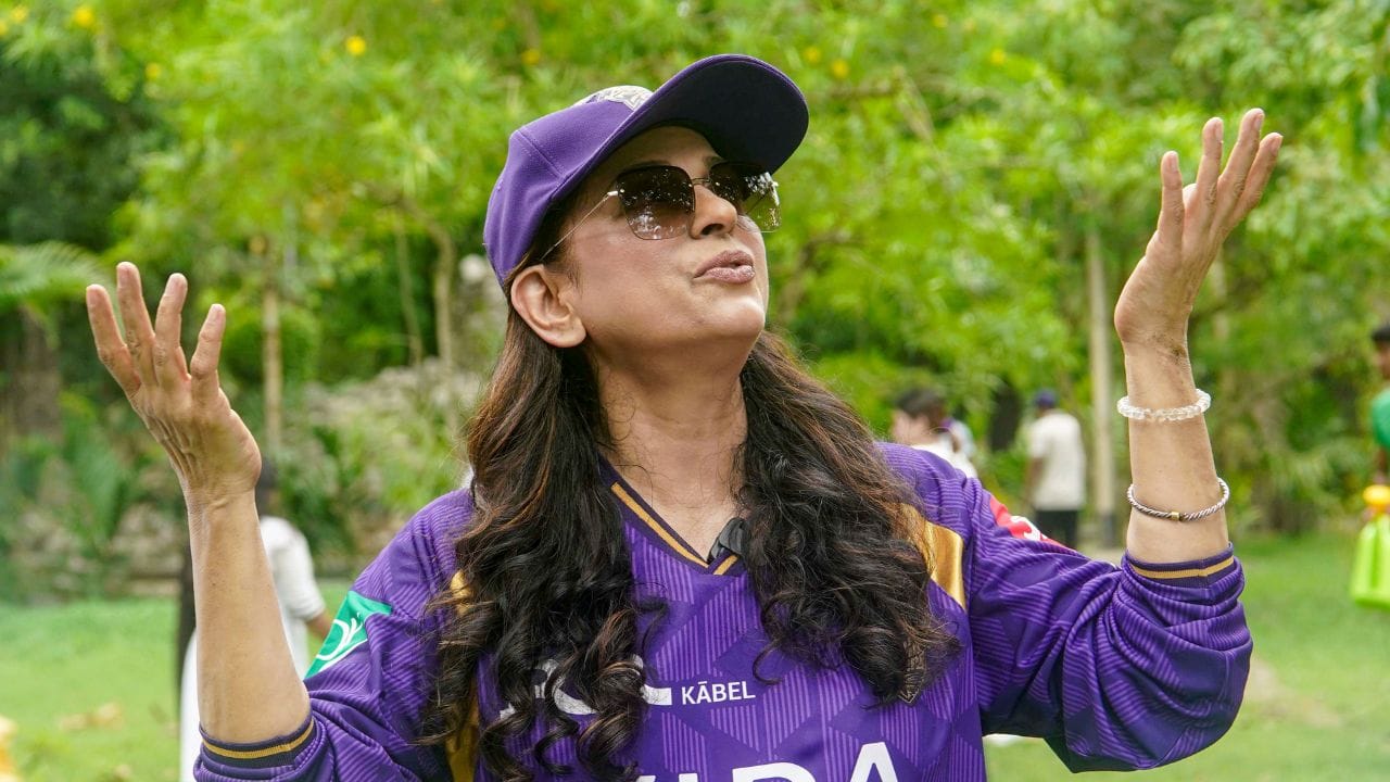 જુહી ચાવલા,શાહરુખ ખાનની સાથે કોલકત્તા નાઈટ રાઈડર્સની કો ઓનર છે. જુહી ચાવલાની નેટવર્થ રિપોર્ટ મુજબ 7790 કરોડ છે. તે સૌથી પૈસાદાર અભિનેત્રી પણ છે. તેમણે આ લિસ્ટમાં દીપિકાપાદુકોણ અને આલિયા ભટ્ટને પણ પાછળ છોડી છે.