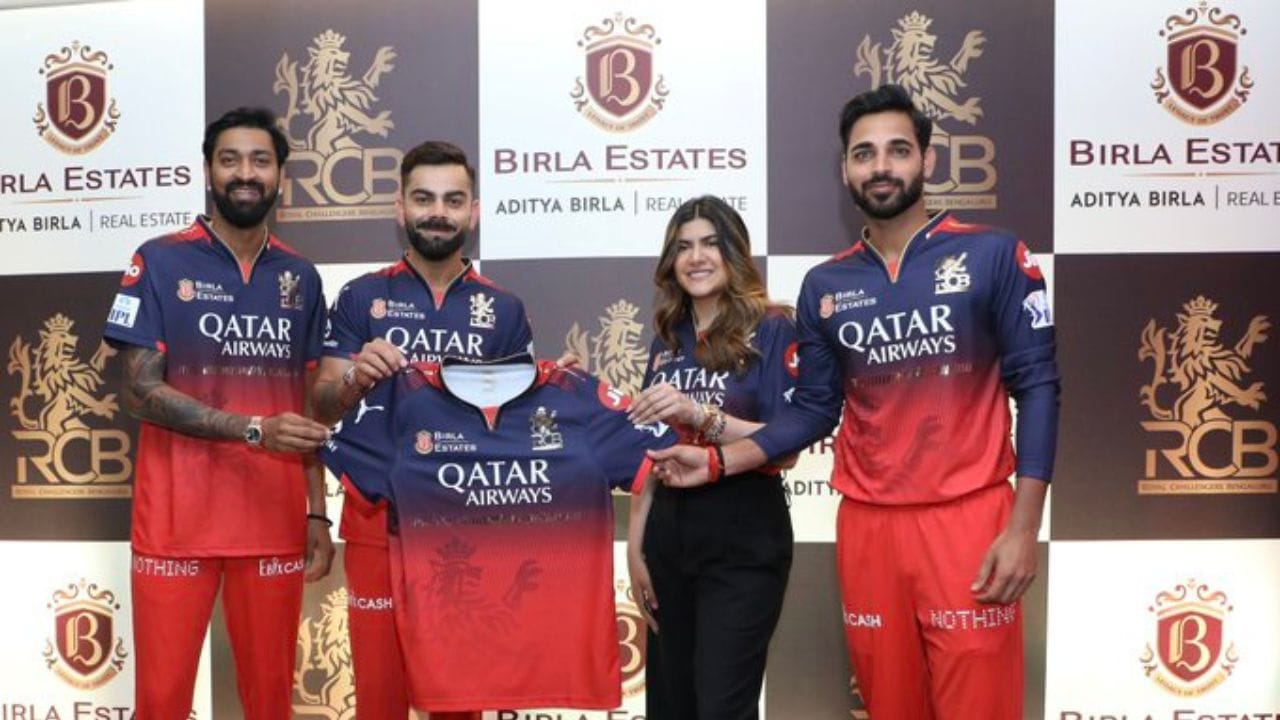 અનન્યા બિરલા હાલમાં આરસીબી ટીમ એટલે કે, રોયલ ચેલેન્જર્સ બેંગ્લુરુંની ઓનર બની છે. અનન્યા સિંગર અને બિઝનેસ વુમન છે. તે અનન્યા બિરલાગ્રુપના હેડ કુમાર મંગલમ બિરલાની દીકરી છે. અનન્યાની નેટવર્થ રિપોર્ટ મુજબ 1700 કરોડ છે. તેમણે અમેરિકામાં અભ્યાસ કર્યો છે. અનન્યાએ 17 વર્ષની ઉંમરે પોતાની કંપની શરુ કરી હતી.