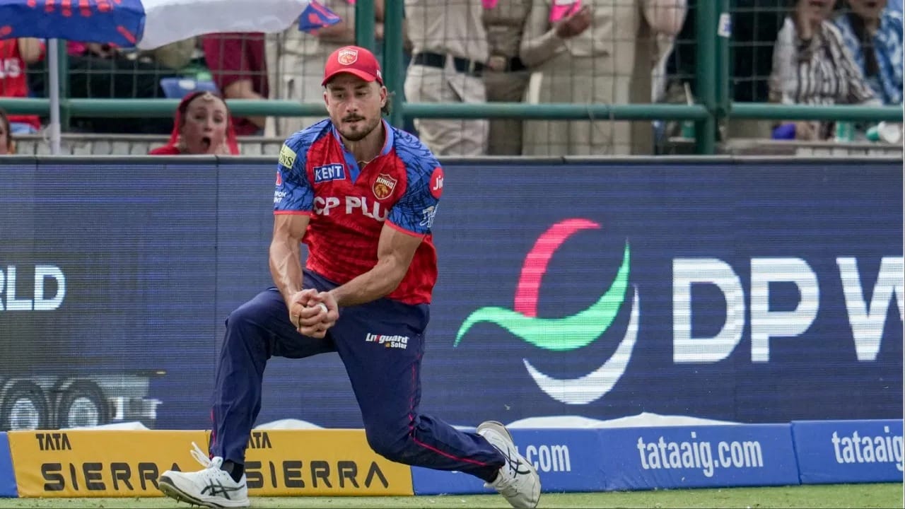 દિવસની પહેલી મેચ Delhi Capitals અને Punjab Kings વચ્ચે રમાઈ હતી. આ મેચ રનનો વરસાદ સાબિત થઈ. દિલ્હીએ પહેલા બેટિંગ કરીને 264 રન બનાવ્યા, જ્યારે પંજાબે જબરદસ્ત ચેઝ કરતાં 265 રન બનાવીને મેચ જીત મેળવી. બંને ટીમોએ મળીને કુલ 529 રન બનાવ્યા, જે પોતાના માં જ એક મોટો રેકોર્ડ છે.