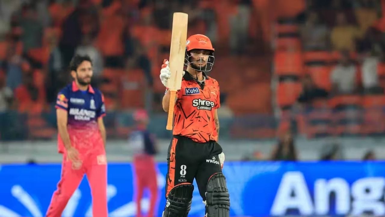 ટીમના બીજા મહત્વના ખેલાડી Travis Head આઉટ થયા પછી પણ ઈશાનનું આક્રમક રમત ચાલુ રહ્યું. તેણે માત્ર 30 બોલમાં અડધી સદી પૂર્ણ કરી અને ત્યારબાદ ચોગ્ગા-છગ્ગાનો વરસાદ શરૂ કર્યો. રાજસ્થાનના બોલરો સામે તેની બેટિંગ સંપૂર્ણ રીતે હાવી રહી અને મેદાન પર એકતરફી દબદબો જોવા મળ્યો.