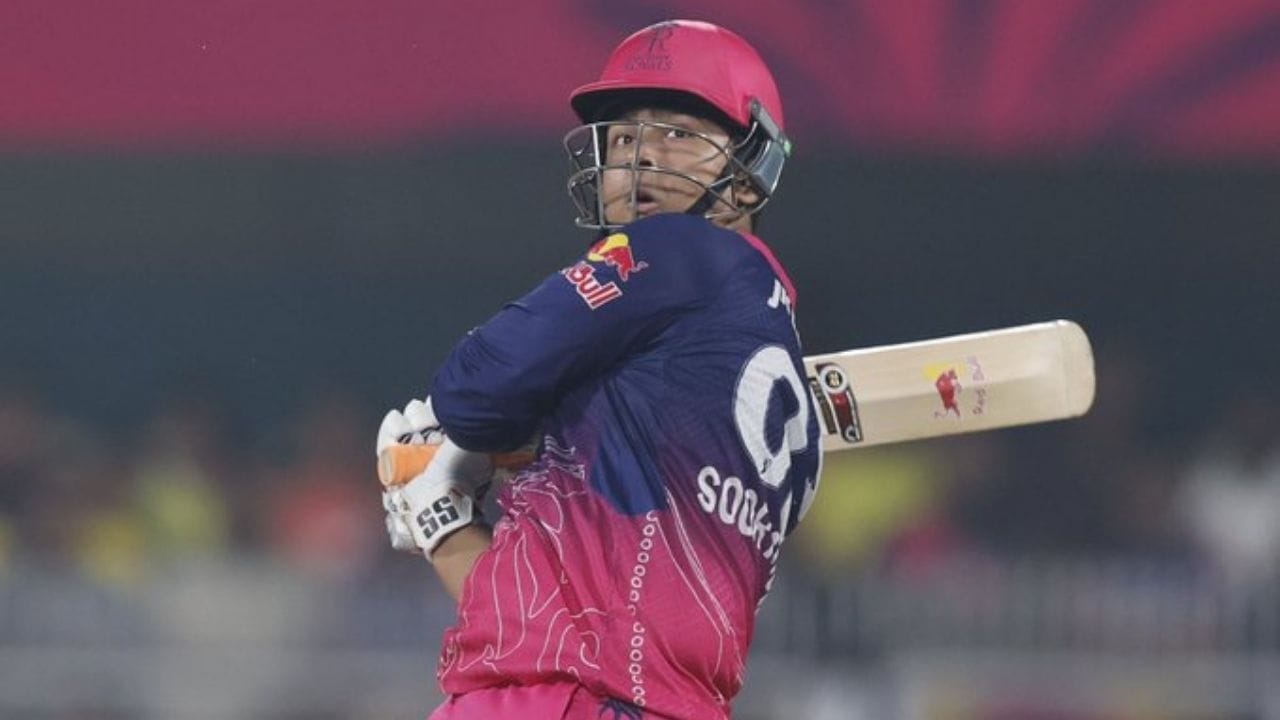 આ ક્ષણ માત્ર એક ઇનિંગ્સ નહોતી, પરંતુ IPL જેવા મોટા મંચ પર નવી પેઢીના આત્મવિશ્વાસ અને ટેલેન્ટનો પ્રદર્શન હતો. અનુભવી અને યુવા ખેલાડીઓ વચ્ચેનો આ મુકાબલો ક્રિકેટપ્રેમીઓ માટે ખાસ આકર્ષણ બન્યો. વૈભવ સૂર્યવંશીનું આ પ્રદર્શન દર્શાવે છે કે ભારતીય ક્રિકેટનું ભવિષ્ય ખુબ જ ઉજ્જવળ છે. Vaibhav Sooryavanshi 14 બોલમાં 39 રન બનાવી આઉટ થયો હતો.(all image - BCCI)