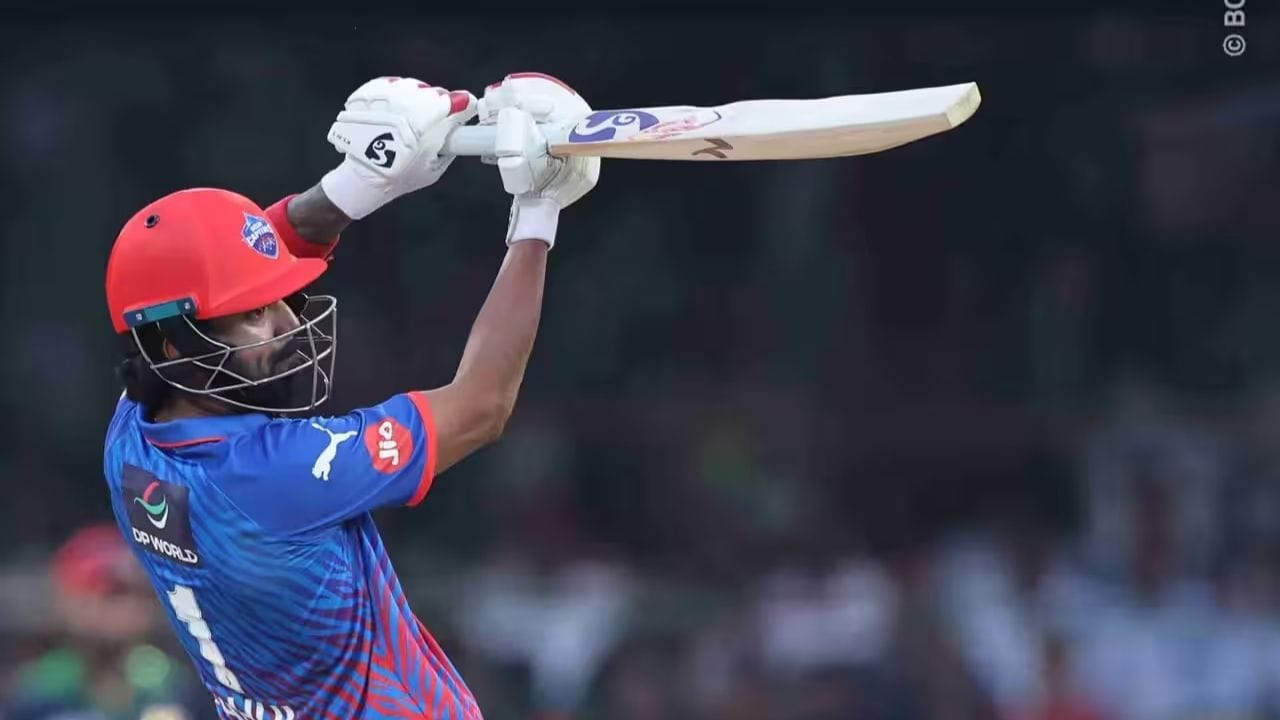 કોહલીએ યોગ્ય સમયે જમ્પ કરીને કેચ લેવા પ્રયત્ન કર્યો, પણ બોલ સંપૂર્ણ રીતે હાથમાં નહીં આવી શક્યો. ફક્ત આંગળીઓનો સ્પર્શ થતાં બોલ હાથમાંથી છૂટી ગયો અને કેચ ડ્રોપ થયો. એ સમયે રાહુલ ફક્ત 9 રન પર હતો, એટલે આ એક મોટી તક હતી જે RCB માટે ગોલ્ડન મોમેન્ટ બની શકતી.