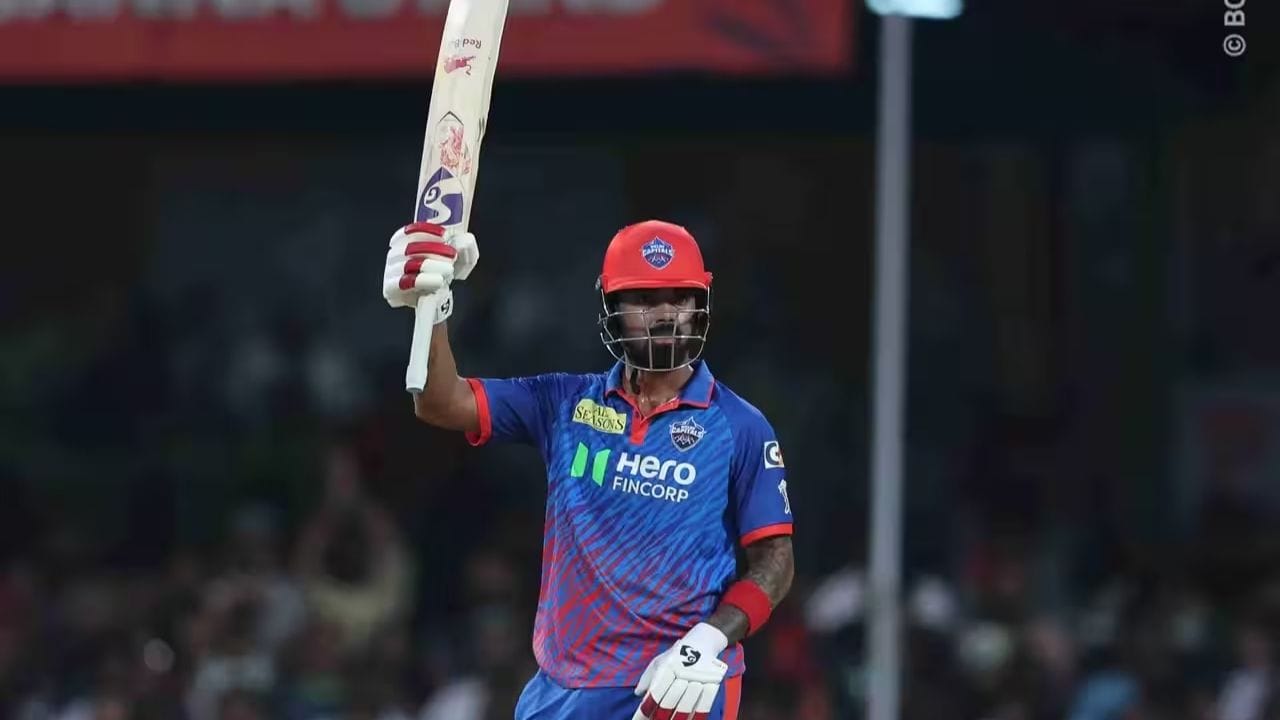 ફિલ્ડિંગમાં આવા નાના મોમેન્ટ્સ ઘણી વાર મેચનું પરિણામ નક્કી કરે છે. કોહલી જેવા અનુભવી ખેલાડી પાસેથી આ પ્રકારની ભૂલ ઓછા પ્રમાણમાં જોવા મળે છે, પરંતુ ક્રિકેટમાં ક્યારેક એક ક્ષણનો ગેરફાયદો મોટી અસર છોડી જાય છે. આ ઘટના ફરી એક વાર સાબિત કરે છે કે ક્રિકેટ માત્ર બેટિંગ કે બોલિંગનો ખેલ નથી, પણ ફિલ્ડિંગ પણ એટલી જ મહત્વપૂર્ણ છે. રાહુલનો કેચ છૂટવાથી DC ને ફાયદો થયો અને RCB માટે આ એક ચૂકી ગયેલી તક બની રહી.