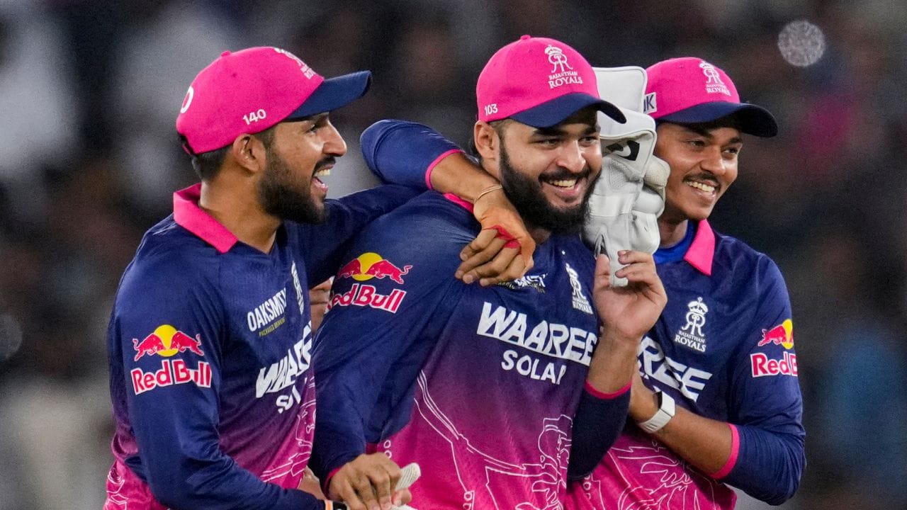 રાજસ્થાનનું દત્તક લીધેલું હોમ ગ્રાઉન્ડ અને શાનદાર ફોર્મ : ગુવાહાટીનું બરસાપારા સ્ટેડિયમ રાજસ્થાન રોયલ્સ માટે 'એડોપ્ટેડ હોમ ગ્રાઉન્ડ' છે, જ્યાં તેમને સ્થાનિક પ્રેક્ષકોનો જોરદાર ટેકો મળે છે. સંજૂ સેમસનની આગેવાની હેઠળની રાજસ્થાન રોયલ્સની ટીમ અત્યારે શાનદાર ફોર્મમાં છે. આ સીઝનમાં રમાયેલી પોતાની બંને પ્રારંભિક મેચોમાં રાજસ્થાને ચેન્નાઈ સુપર કિંગ્સ અને ગુજરાત ટાઇટન્સ જેવી મજબૂત ટીમોને હરાવી છે. ટીમ અત્યારે આત્મવિશ્વાસથી લબાલબ છે અને પોતાની જીતની હેટ્રિક પૂરી કરવા માટે મેદાનમાં ઉતરશે.