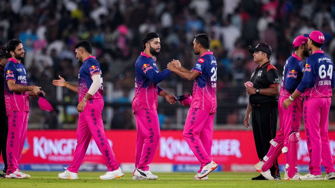 ઇન્ડિયન પ્રીમિયર લીગ (IPL) 2026નો રોમાંચ હવે આસામના આંગણે પહોંચ્યો છે. આજે મંગળવાર 7 એપ્રિલના રોજ ગુવાહાટીના બરસાપારા ક્રિકેટ સ્ટેડિયમમાં એક હાઈ-વોલ્ટેજ મુકાબલો રમાવા જઈ રહ્યો છે. IPL 2026ની આ 13મી લીગ મેચમાં રાજસ્થાન રોયલ્સ (RR) પોતાના 'એડોપ્ટેડ હોમ ગ્રાઉન્ડ' પર મુંબઈ ઇન્ડિયન્સ (MI) ની યજમાની કરશે. ક્રિકેટ ચાહકો માટે આ મેચ અત્યંત રોમાંચક બની રહેશે, કારણ કે એક તરફ વિજયી લય જાળવી રાખવાનો પડકાર છે, તો બીજી તરફ હારના આંચકા બાદ મુંબઈની વાપસી કરવાની મથામણ છે