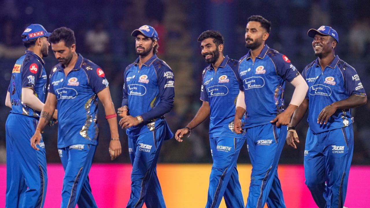 હાર્દિક પંડ્યાની વાપસી: મુંબઈ માટે રાહતના સમાચાર: મુંબઈ ઇન્ડિયન્સ માટે આ મેચ પહેલા સૌથી મહત્વના સમાચાર કેપ્ટન હાર્દિક પંડ્યાની વાપસીના છે. દિલ્હી કેપિટલ્સ સામેની છેલ્લી મેચમાં હાર્દિક અસ્વસ્થ હોવાને કારણે રમી શક્યો નહોતો અને તેની ગેરહાજરીમાં મુંબઈને હારનો સામનો કરવો પડ્યો હતો. જોકે આ મેચ પહેલા તે સંપૂર્ણ ફિટ જાહેર થયો છે. મુંબઈની ટીમે અત્યાર સુધી રમાયેલી બે મેચોમાંથી એકમાં કોલકાતા નાઈટ રાઈડર્સ (KKR) સામે જીત મેળવી છે, જ્યારે એકમાં હારનો સામનો કર્યો છે. મધ્યમ ક્રમમાં મજબૂતી અને ઓલરાઉન્ડ વિકલ્પ તરીકે હાર્દિકની હાજરી મુંબઈના સંતુલન માટે અત્યંત આવશ્યક છે.