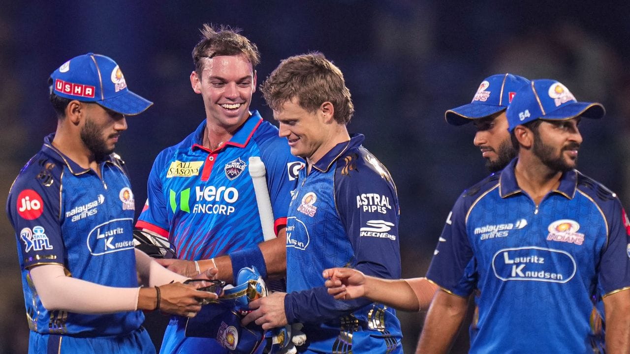 સંદીપ શર્મા vs રોહિત શર્મા: પાવરપ્લેનો વ્યૂહાત્મક જંગ : તકનીકી દ્રષ્ટિએ આ મેચમાં સૌથી રસપ્રદ મુકાબલો સંદીપ શર્મા અને રોહિત શર્મા વચ્ચે જોવા મળશે. સંદીપ શર્મા પાસે બોલને બંને તરફ સ્વિંગ કરવાની અદભૂત ક્ષમતા છે, જે શરૂઆતની ઓવરોમાં રોહિત શર્મા માટે હંમેશા મુશ્કેલી ઊભી કરતી રહી છે. સંદીપે અગાઉ પણ ઘણી વખત રોહિતને પોતાની જાળમાં ફસાવ્યો છે. મુંબઈ માટે જસપ્રિત બુમરાહ ડેથ ઓવર્સ અને પાવરપ્લેમાં 'ટ્રમ્પ કાર્ડ' સાબિત થશે.