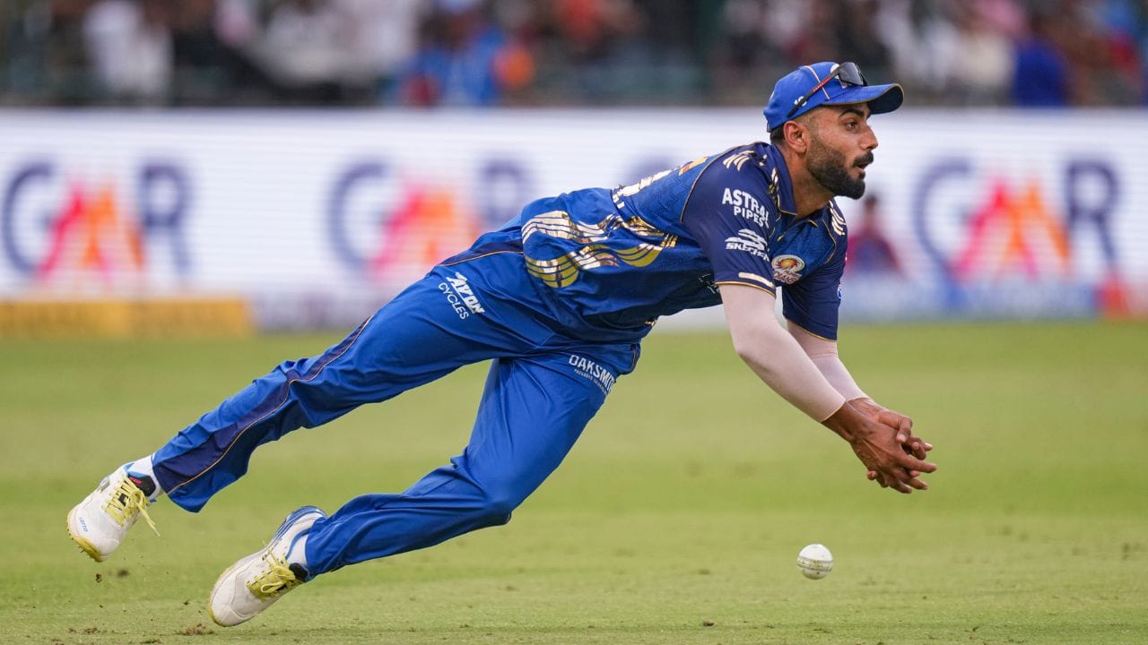 હવે જોવાનું એ રહેશે કે, શું સંજૂ સેમસનની રાજસ્થાન રોયલ્સ જીતની હેટ્રિક લગાવીને પોઈન્ટ્સ ટેબલમાં ટોચ પર પહોંચશે, કે પછી હાર્દિકની મુંબઈ ઇન્ડિયન્સ જોરદાર વાપસી કરીને વિજય પતાકા લહેરાવશે? તમારી રાય કોમેન્ટ્સમાં જરૂર જણાવશો.
Credits: PTI Photos