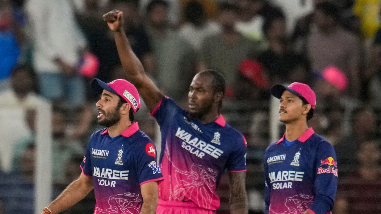 પોઈન્ટ્સ ટેબલમાં નંબર 1 બનવાની હોડ :  હાલમાં પોઈન્ટ્સ ટેબલમાં પંજાબ કિંગ્સ 5 પોઈન્ટ સાથે ટોચ પર છે. રાજસ્થાન રોયલ્સ અત્યારે ત્રીજા સ્થાને છે, પરંતુ જો તેઓ આજે મુંબઈને હરાવવામાં સફળ રહેશે, તો તેઓ સારા 'નેટ રન રેટ' (NRR) સાથે પોઈન્ટ્સ ટેબલમાં સીધા પ્રથમ સ્થાને પહોંચી શકે છે. બીજી તરફ, મુંબઈ ઇન્ડિયન્સ અત્યારે છઠ્ઠા સ્થાને છે. ટુર્નામેન્ટમાં પોતાની પકડ મજબૂત કરવા માટે હાર્દિકની સેનાને આ જીતની સખત જરૂર છે.