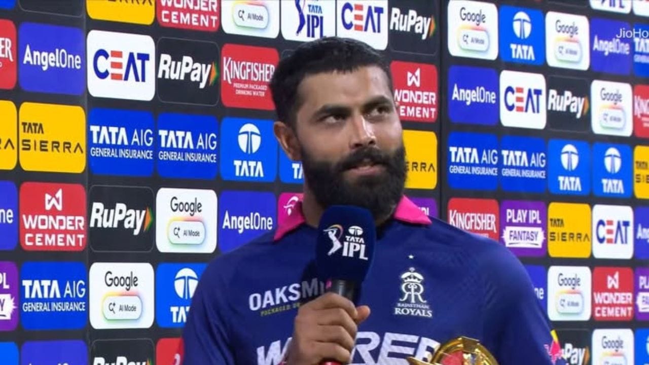 IPL 2026માં રવિન્દ્ર જાડેજા ફરી એકવાર પોતાની ઓલરાઉન્ડ ક્ષમતા સાથે ચમક્યા છે. લખનૌ સુપર જાયન્ટ્સ સામે રમાયેલી મહત્વપૂર્ણ મેચમાં રાજસ્થાન રોયલ્સ ને જીત અપાવવામાં તેમણે નિર્ણાયક ભૂમિકા ભજવી. પરંતુ આ જીત પછી જાડેજાએ જે ખુલાસો કર્યો તે વધુ ચર્ચાનો વિષય બની ગયો છે. (Image Credit Source: Social Media)