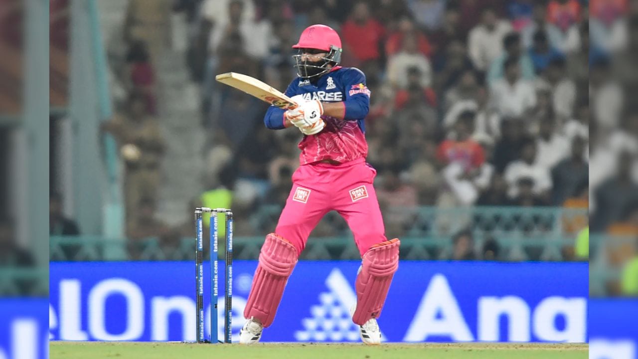 મેચ દરમિયાન એક સમયે રાજસ્થાનની સ્થિતિ નાજુક હતી. ટોપ ઓર્ડર ઝડપી આઉટ થઈ જતા ટીમ મુશ્કેલીમાં હતી. આવી સ્થિતિમાં જાડેજાએ શાંતિપૂર્વક ઈનિંગ સંભાળી. તેમણે હેટમાયર સાથે મળીને મહત્વપૂર્ણ ભાગીદારી રચી અને ટીમને લડાયક સ્કોર સુધી પહોંચાડ્યું. જાડેજાએ 29 બોલમાં 43 રન બનાવીને ટીમને એક મજબૂત સ્તિથિ આપી. (Image Credit Source: Social Media)