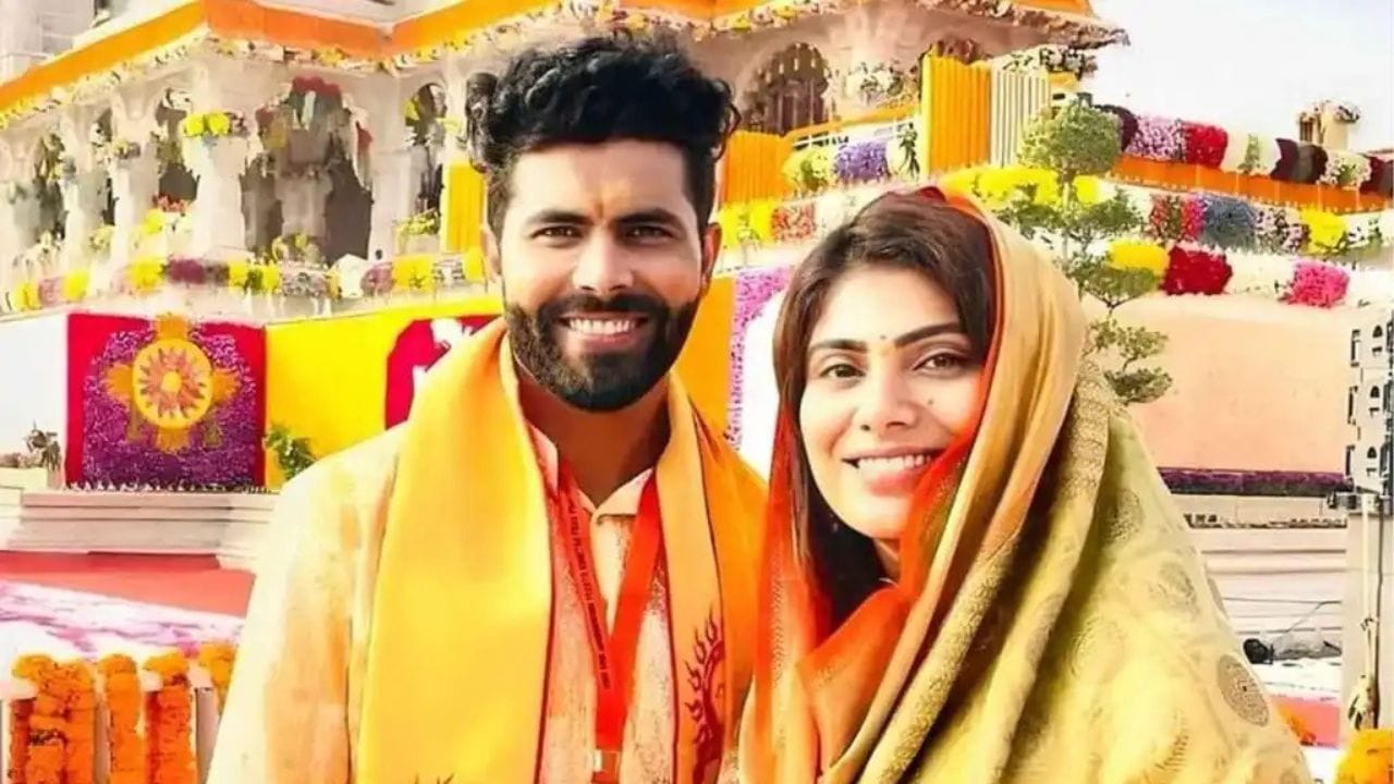 જાડેજાના જણાવ્યા અનુસાર, મેચ પહેલા જ તેમની પત્ની રિવાબા જાડેજાએ તેમને કહ્યું હતું કે તેઓ આ મેચમાં હીરો બનશે. આશ્ચર્યની વાત એ છે કે મેદાનમાં બધું લગભગ એ જ રીતે બન્યું. જાડેજાએ બેટ અને બોલ બંનેથી ટીમ માટે મહત્વપૂર્ણ યોગદાન આપ્યું અને અંતે Player of the Match પણ બન્યા. (Image Credit Source: Social Media)