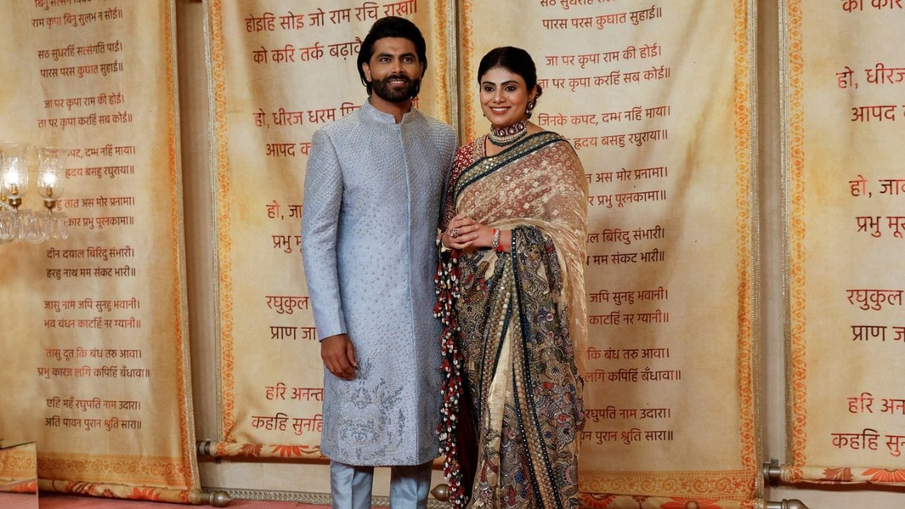 બોલિંગમાં પણ જાડેજાએ અસરકારક પ્રદર્શન કર્યું. તેમણે 4 ઓવરમાં માત્ર 29 રન આપીને 1 મહત્વપૂર્ણ વિકેટ મેળવી. ખાસ કરીને વિરોધી ટીમના ખતરનાક બેટ્સમેનને આઉટ કરીને મેચનો પલડો પોતાની ટીમ તરફ ઝુકાવ્યો. (Image Credit Source: Social Media)