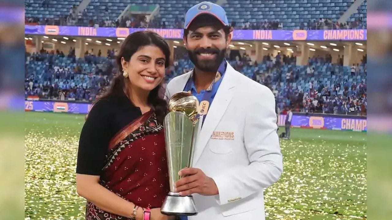 આ સમગ્ર ઘટનાએ ફરી સાબિત કર્યું છે કે ક્રિકેટ માત્ર રમત નહીં પરંતુ ભાવનાઓ, વિશ્વાસ અને સંબંધોની પણ કહાની છે. જાડેજાનો આ અંદાજ ચાહકોને ખૂબ ગમી રહ્યો છે અને સોશિયલ મીડિયા પર પણ આ ક્ષણ ઝડપથી વાયરલ બની ગઈ છે. (Image Credit Source: Social Media)