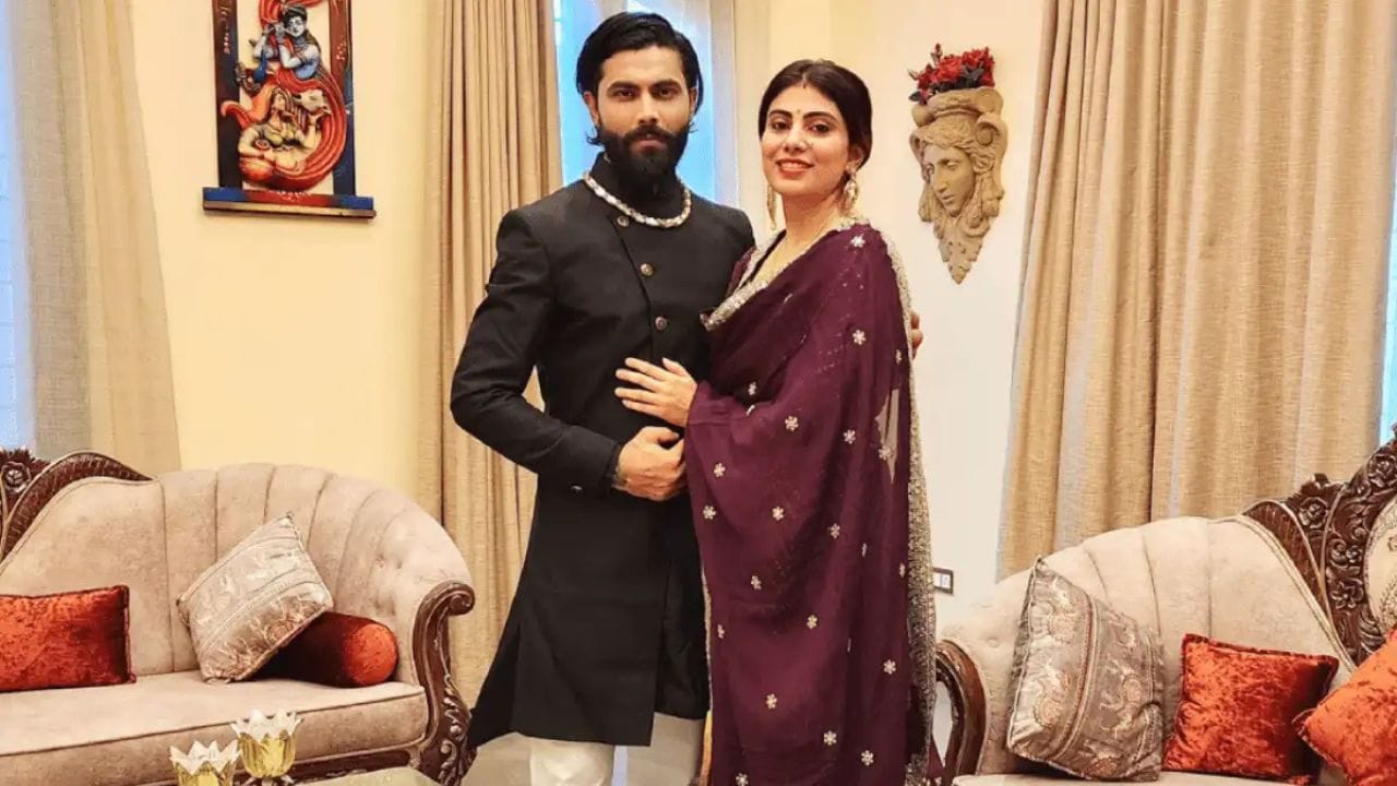 રિવાબા જાડેજા ગુજરાતની જાણીતી રાજકીય નેતા છે અને હાલ ગુજરાત સરકારમાં શિક્ષણ ક્ષેત્ર સાથે જોડાયેલા મહત્વપૂર્ણ પદ પર કાર્યરત છે. તેઓ માત્ર રાજકારણી તરીકે જ નહીં, પરંતુ સામાજિક ક્ષેત્રમાં પણ સક્રિય રીતે કાર્ય કરે છે. (Image Credit Source: Social Media)