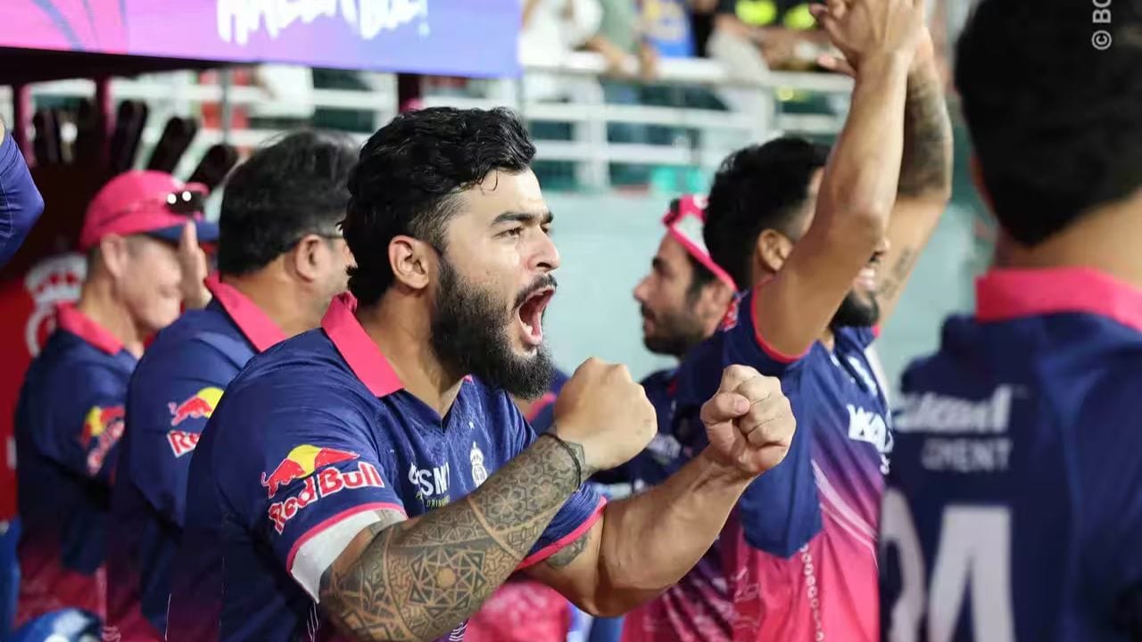 આ પહેલા રાજસ્થાન રોયલ્સના ટીમ મેનેજર રોમી ભિંડર ડગઆઉટમાં મોબાઇલ ફોનનો ઉપયોગ કરતા જોવા મળ્યા હતા. ત્યારબાદ, પંજાબ કિંગ્સ સામેની મેચ દરમિયાન રિયાન પરાગ ડ્રેસિંગ રૂમમાં વેપિંગ કરતા જોવા મળ્યા. આ ઘટના બાદ IPL દ્વારા રિયાન પરાગ પર મેચ ફીના 25 ટકા દંડ ફટકારવામાં આવ્યો હતો, જેને તેમણે સ્વીકારી લીધો છે.