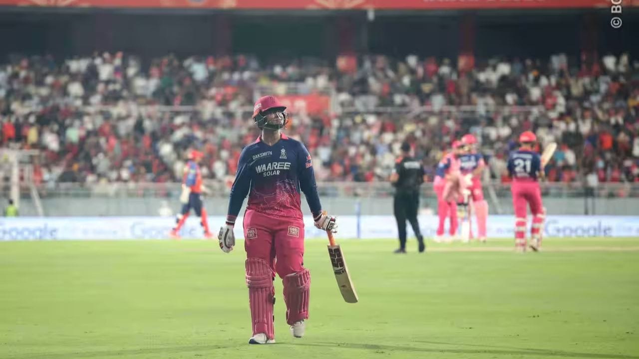 IPLના સત્તાવાર નિવેદનમાં પણ જણાવાયું છે કે લીગની પ્રામાણિકતા અને પ્રતિષ્ઠા જાળવવા માટે, નિયમોનું ઉલ્લંઘન કરનાર ટીમ, અધિકારીઓ અને ખેલાડીઓ સામે કડક કાર્યવાહી કરવામાં આવશે. અહીં નોંધવું જરૂરી છે કે ભારત સરકારે વર્ષ 2019માં ઈ-સિગારેટ પર દેશવ્યાપી પ્રતિબંધ મૂક્યો હતો. આ કાયદા મુજબ ઈ-સિગારેટનું ઉત્પાદન, વેચાણ અને વિતરણ ગેરકાયદેસર છે. પહેલીવાર ગુનો કરતા વ્યક્તિને એક વર્ષ સુધીની જેલ અથવા ₹1 લાખ સુધીનો દંડ અથવા બંને થઈ શકે છે.