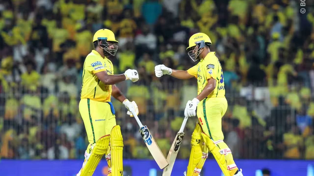 T20 ક્રિકેટમાં 400 કે તેથી વધુ છગ્ગા ફટકારનાર ભારતીય ખેલાડીઓમાં હવે તેનું નામ પણ સામેલ થઈ ગયું છે. આ યાદીમાં Rohit Sharma (554 છગ્ગા), Virat Kohli (441 છગ્ગા), Suryakumar Yadav (442 છગ્ગા) બાદ સંજુ સેમસન 400 છગ્ગા સાથે ચોથા ક્રમે છે.