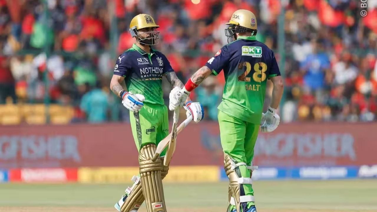 દિલ્હીએ ટોસ જીતીને પહેલા બોલિંગ પસંદ કરી, અને કોહલી પાસે ઇતિહાસ રચવાની સુવર્ણ તક હતી. પરંતુ નસીબે સાથ આપ્યો નહીં. કોહલી માત્ર 13 બોલમાં 19 રન બનાવી શક્યો, જેમાં 3 ચોગ્ગા સામેલ હતા. છઠ્ઠી ઓવરમાં Lungi Ngidiની સચોટ બોલિંગ સામે તે આઉટ થઈ ગયો. ઘાસ કાપનારનો દિકરો  Pathum Nissanka એ કેચ કરી તેને આઉટ કર્યો હતો. આ સાથે તે 300 છગ્ગાના ઐતિહાસિક આંકડાથી માત્ર એક ડગલું દૂર રહી ગયો.