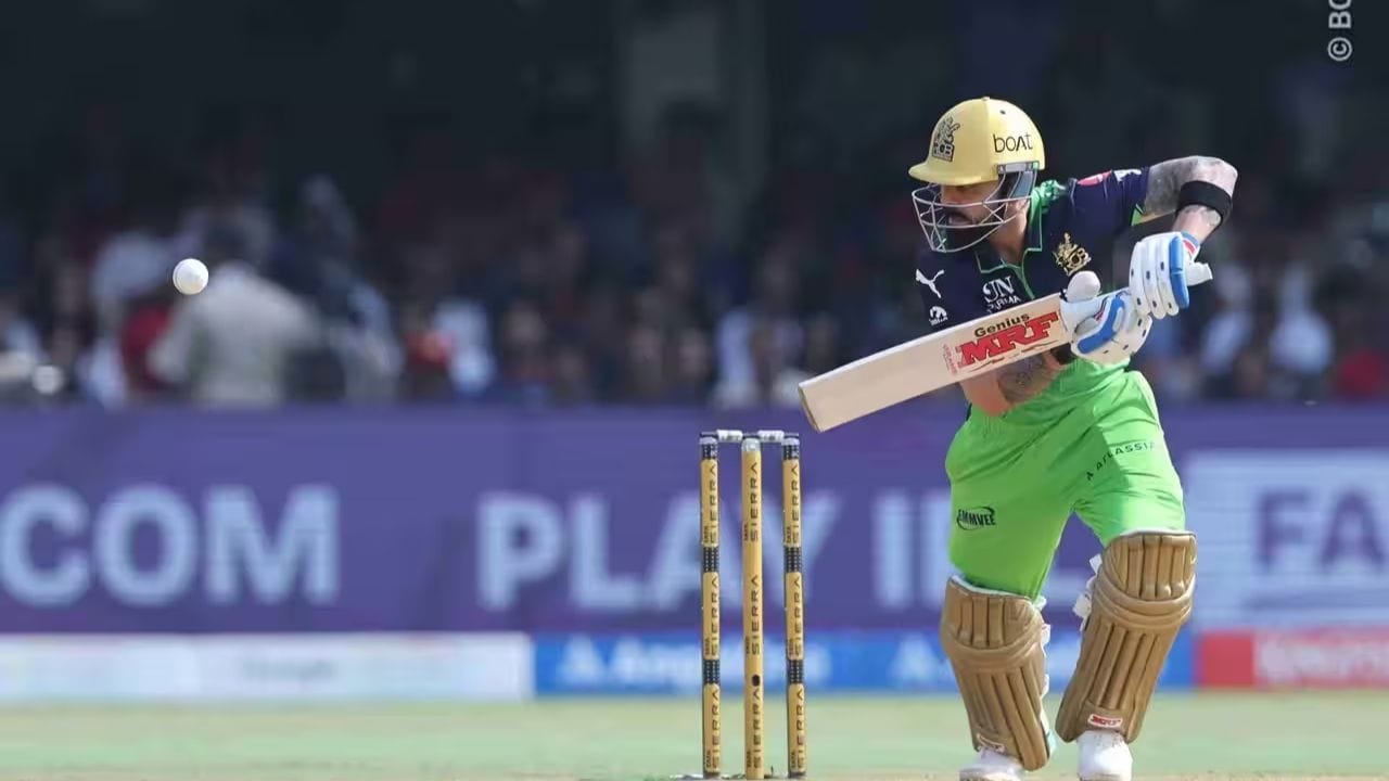 અત્યાર સુધી કોહલીએ RCB માટે 273 મેચમાં કુલ 299 છગ્ગા ફટકાર્યા છે, અને આજે એક જ છગ્ગો તેને ઇતિહાસમાં સ્થાન અપાવી શકતો હતો.